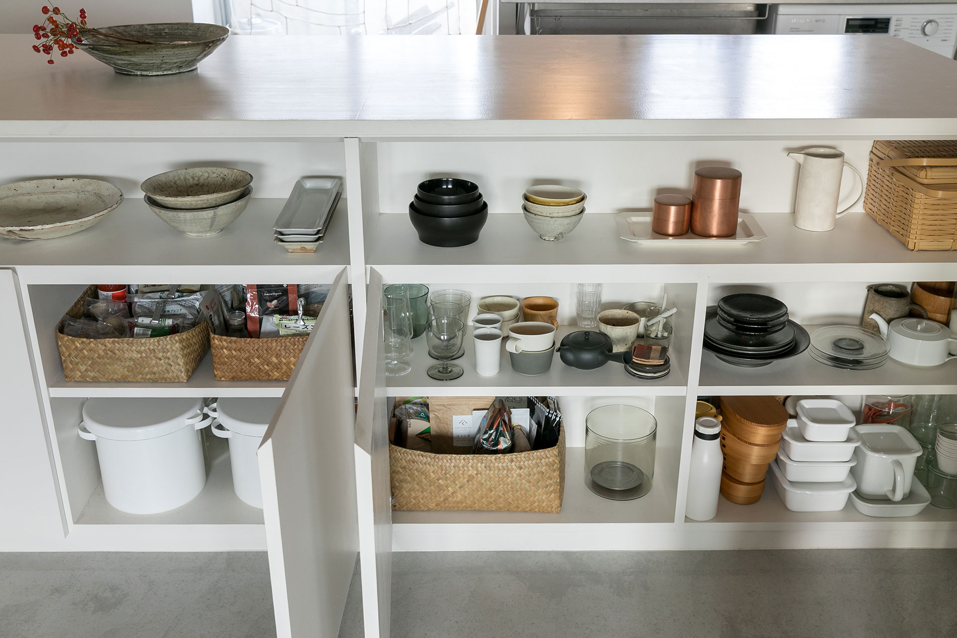 作業台の下に食器類を収納できる。