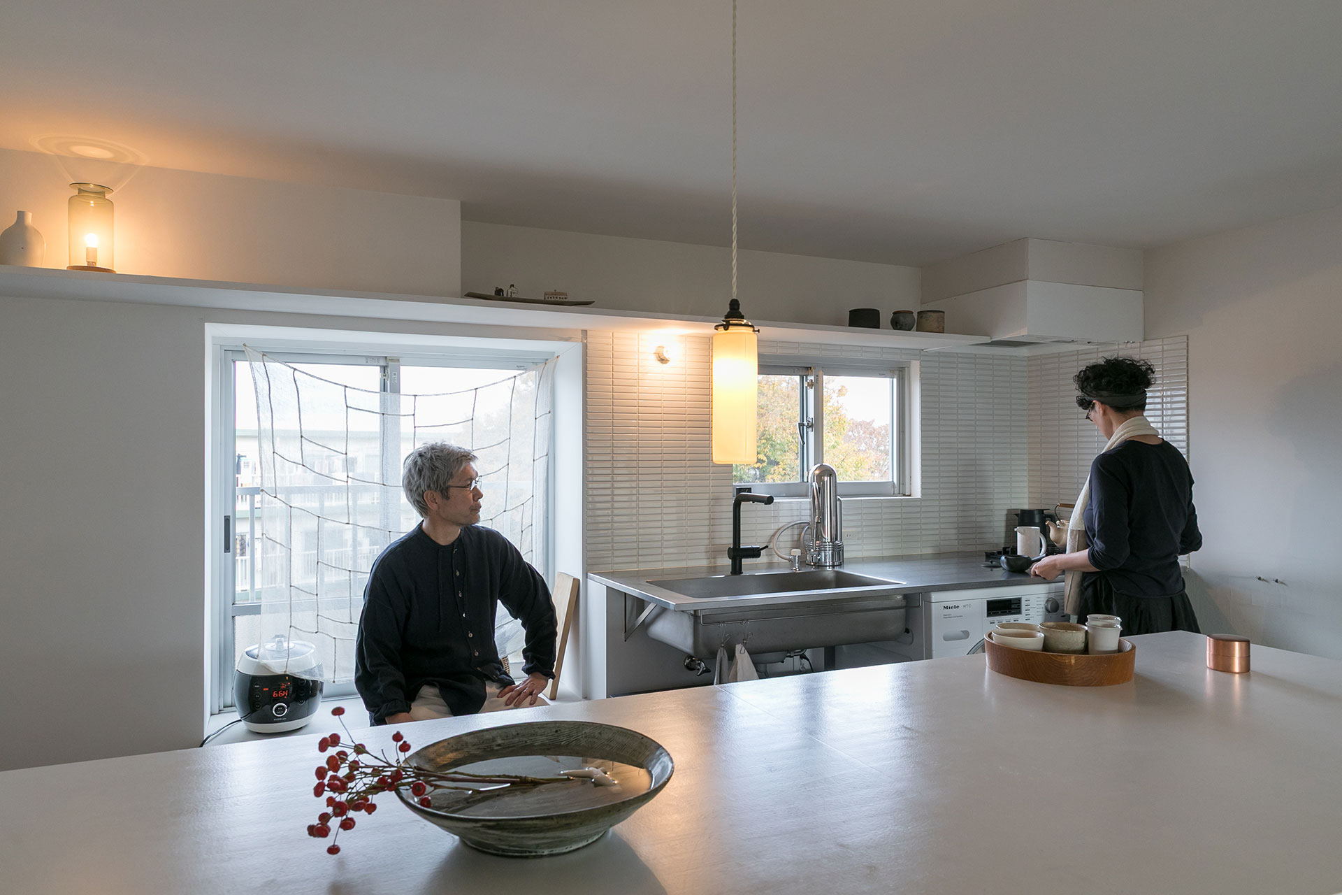 キッチンは壁付に。出窓に腰掛けることができる。