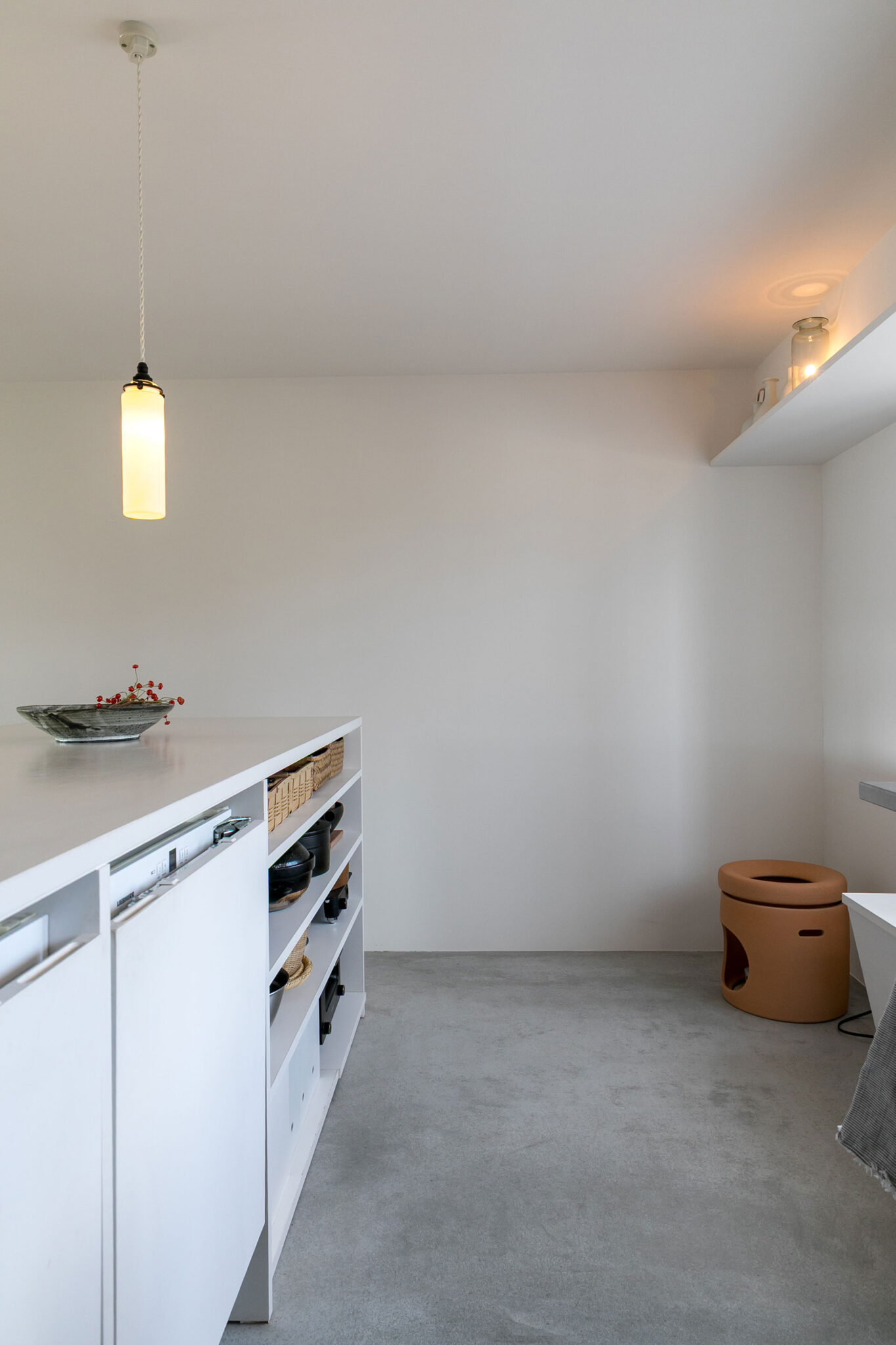 キッチンの床はモルタルに。ペンダントライトは『飛松灯器』。