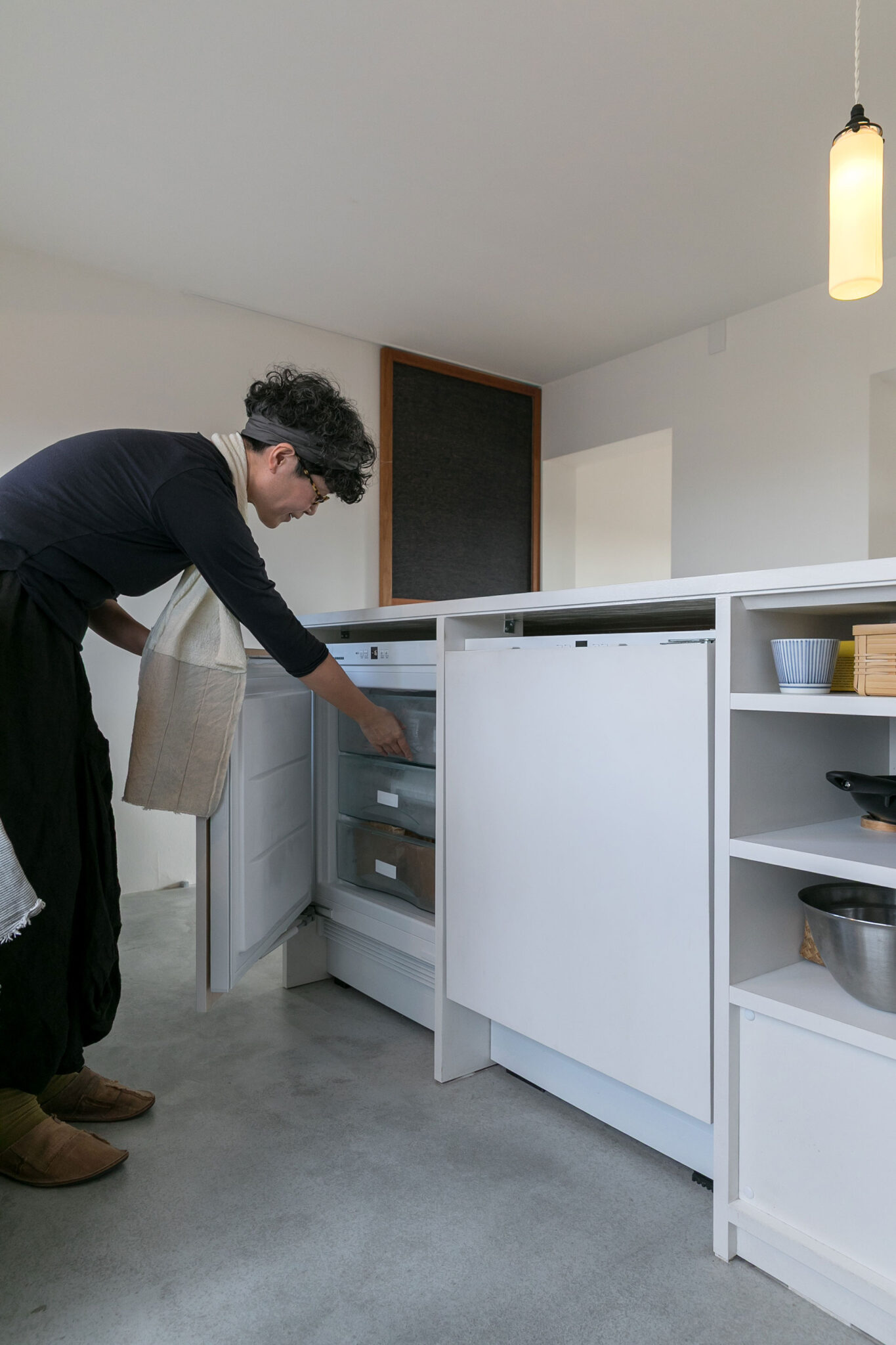 作業台の下に冷蔵庫が納められている。「一般的な冷蔵庫の存在感に抵抗があったのですが、ドイツ製の『Liebherr』の冷蔵庫は作業台に納めることができて大満足です。音も静かです」