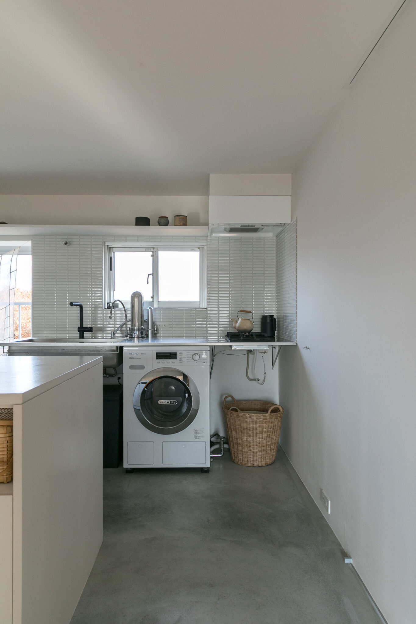 AEGの洗濯機は、排水の能力が高いキッチンのカウンターの下に。