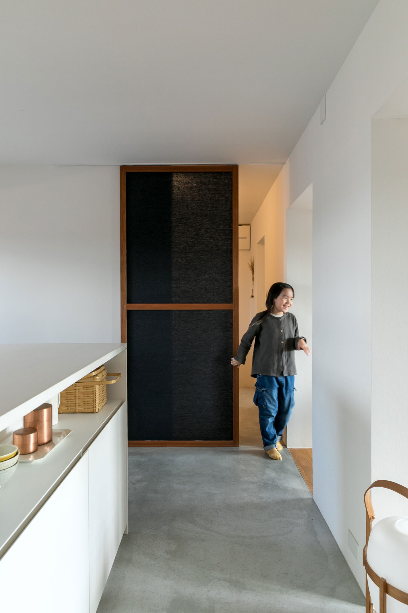 建具の“黒”が空間を引き締める。この布框戸は『Camp Design inc.』 が製品化し販売されている。布はインド綿の黒をチョイス。