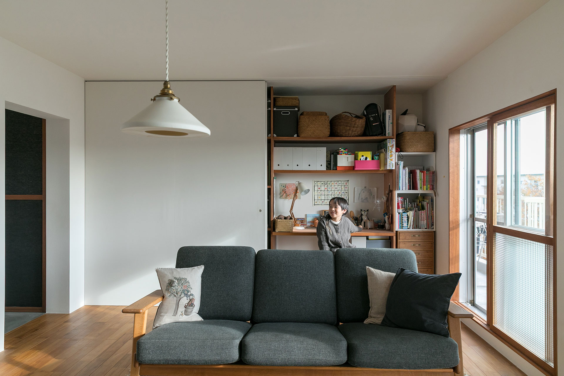 引き戸を開けると、のにちゃんの学習コーナーが現れる。