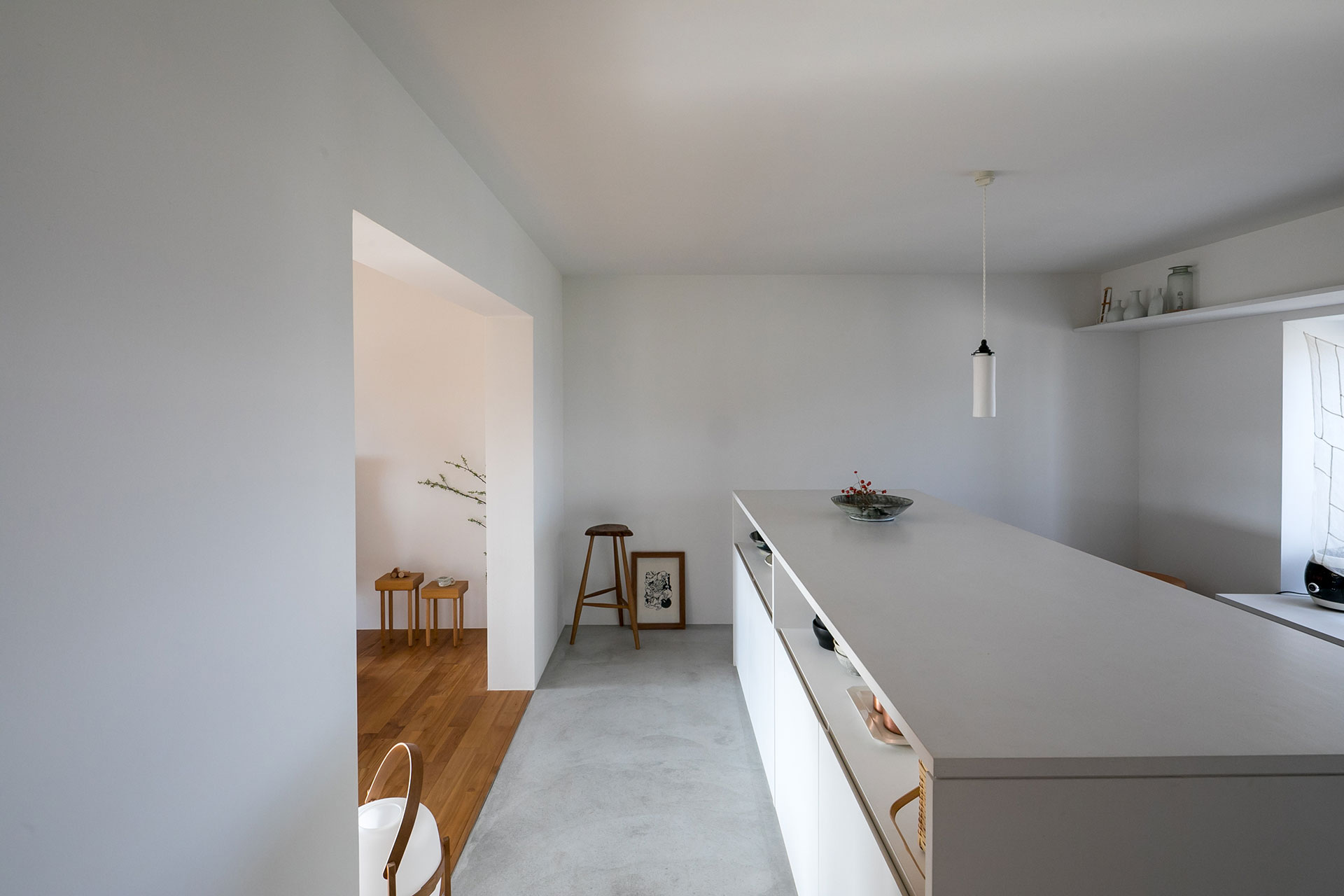 余白を大切にした空間に、吟味して選んだお気に入りのものたちを置く。リビング側はチーク材ノフローリングに。壁は漆喰が入った塗装で仕上げた。