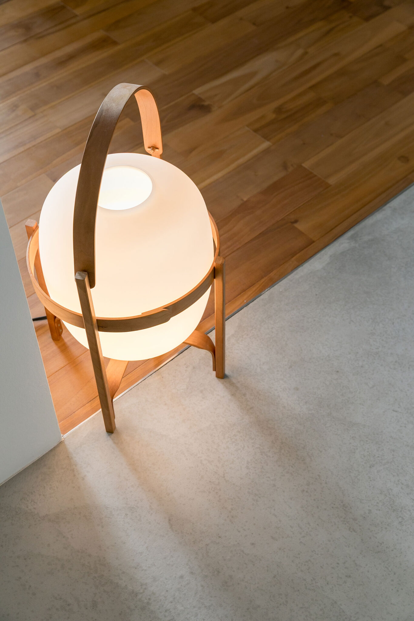 『Santa & Cole』のフロアライト。