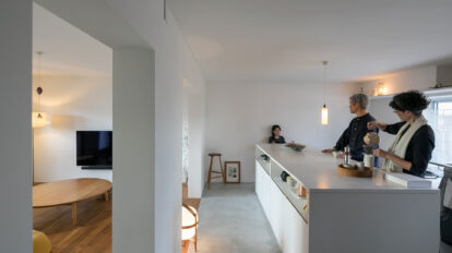 湘南の団地リノベ 構造壁を活かし 回遊できるキッチンを作る