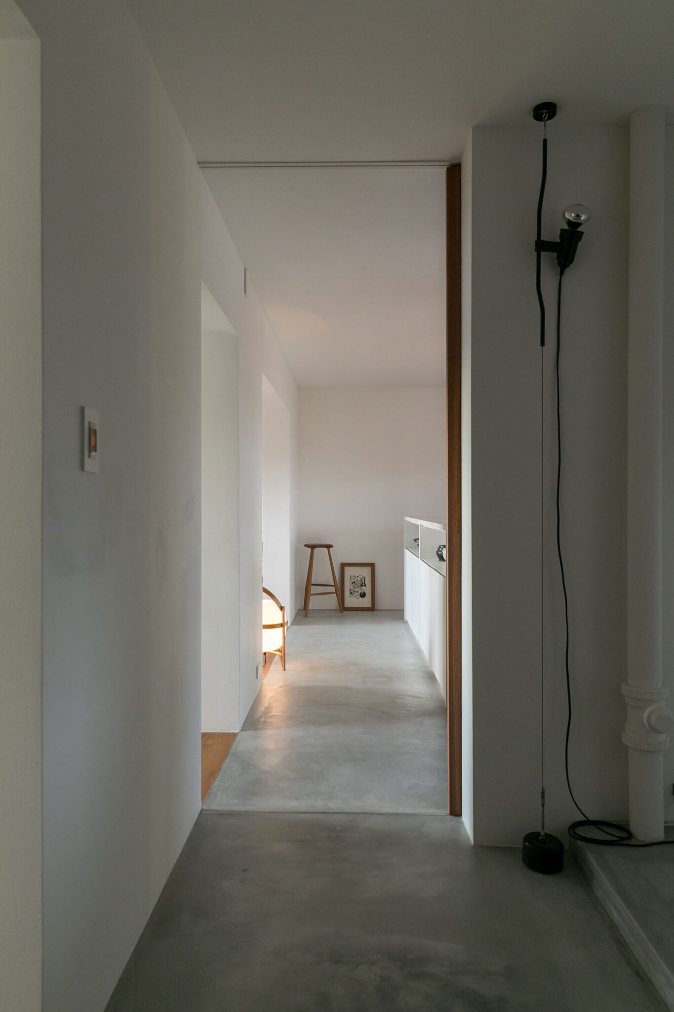 キッチンと廊下の間の照明は黒のFLOSのPARENTESI D。