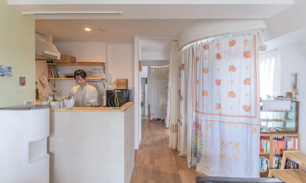 30代女性のおひとり様リノベ R型に沿ってカーテンの揺れる アパレルMDの土間クローゼット