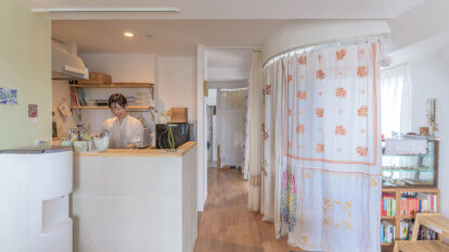 30代女性のおひとり様リノベ R型に沿ってカーテンの揺れる アパレルMDの土間クローゼット