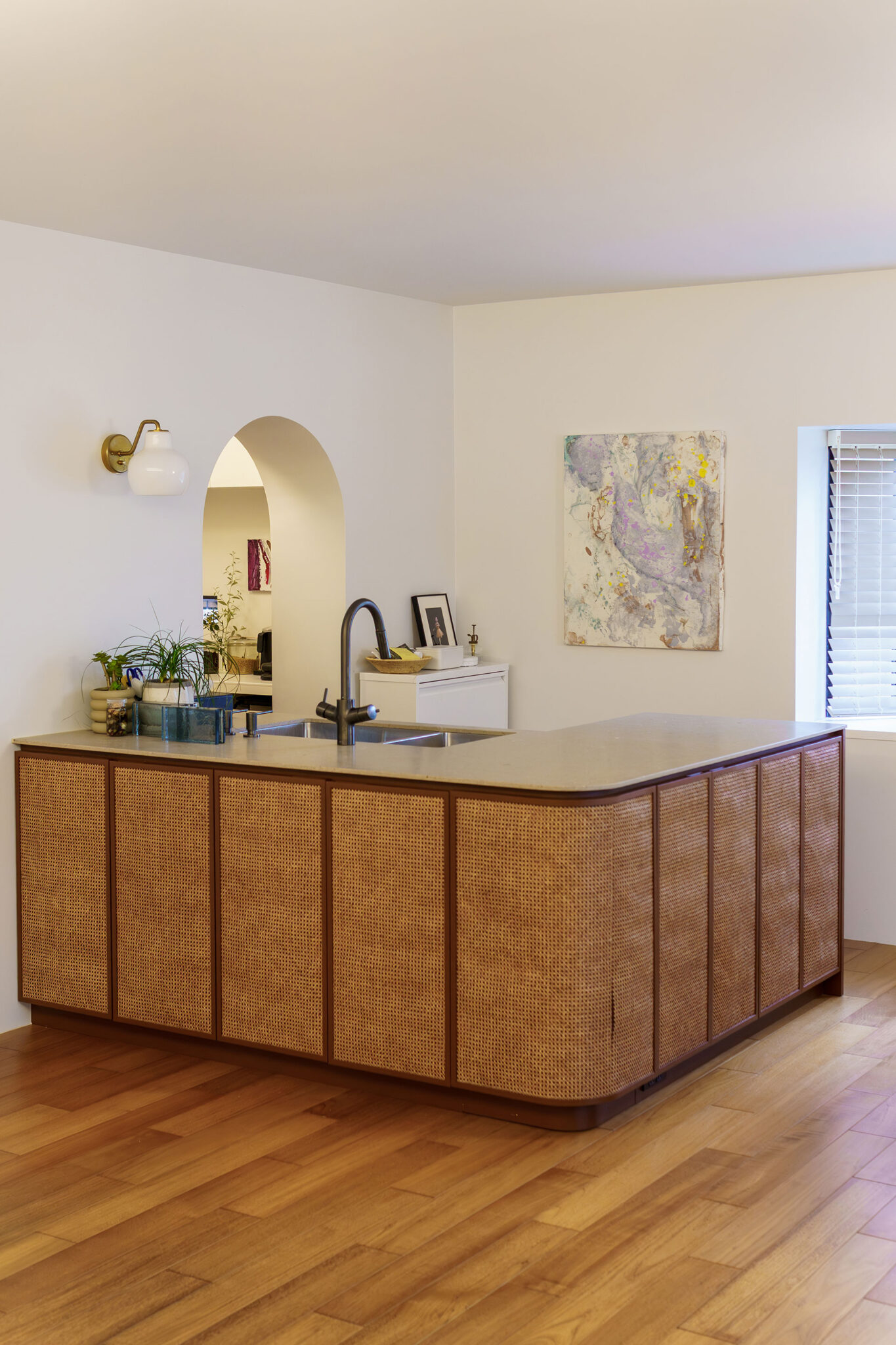 ラタンの扉とクォーツストーンの天板をあしらった造作キッチン。