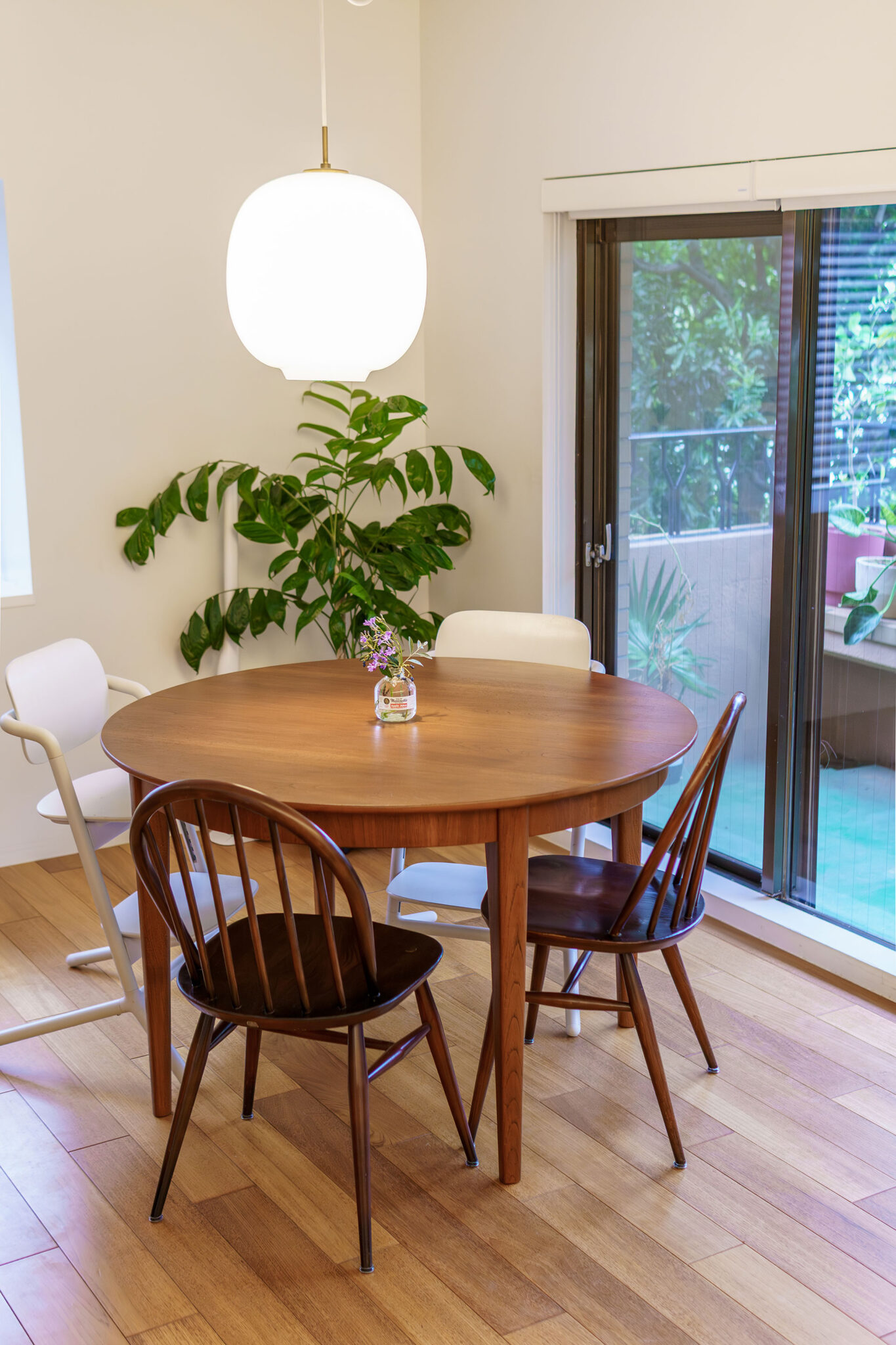 ダイニングテーブルは、目黒のヴィンテージ家具店「FILM」で購入したHenning Kjaernulf作のエクステンションタイプ。