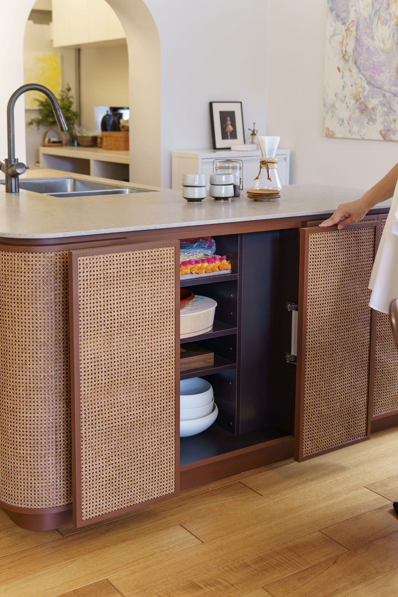 ラタンの扉は、生活動線の邪魔にならないようアーム式フラットドアを採用。