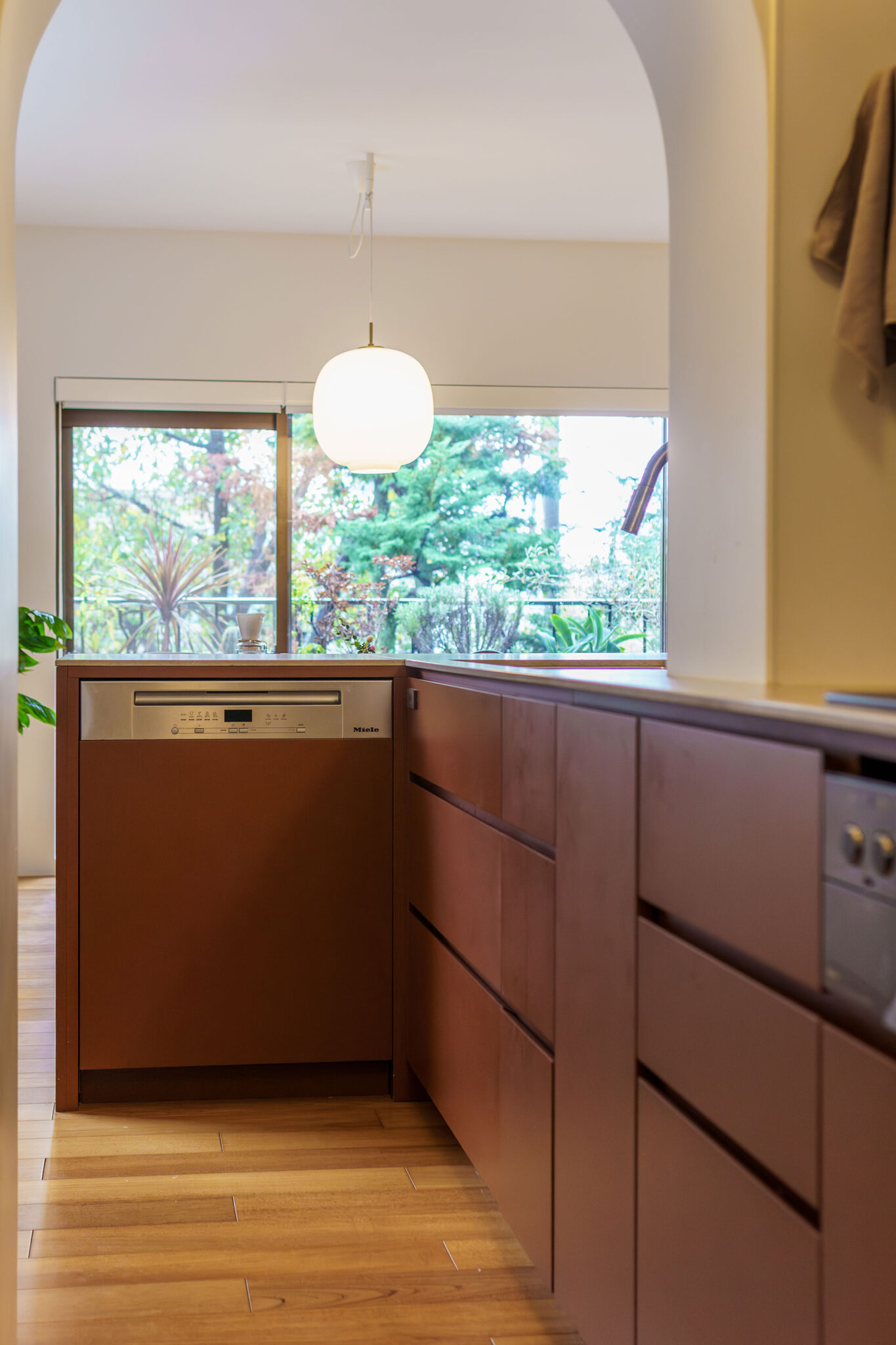 L字型キッチンの端には、「Miele」の食洗機をビルトインした。