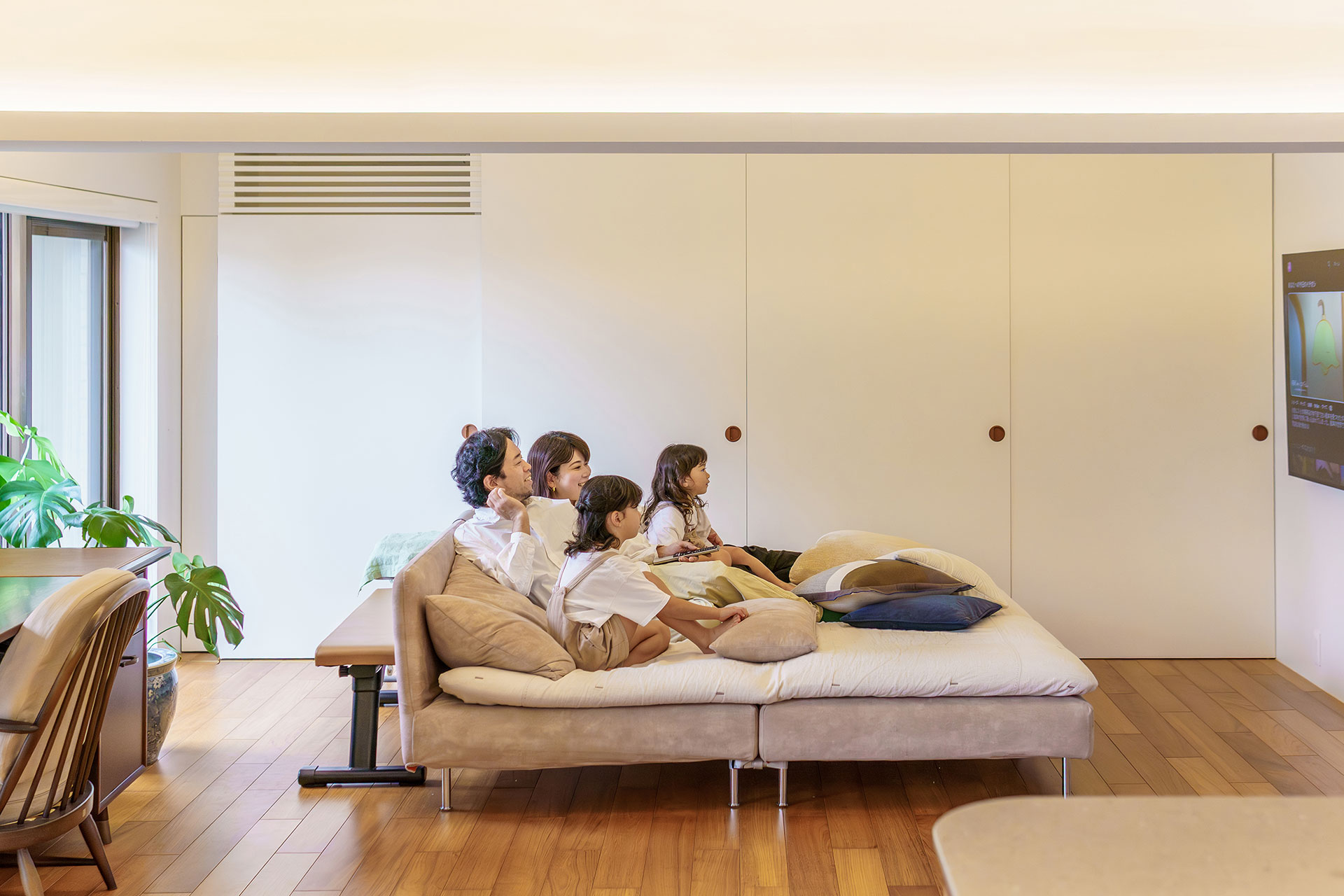 リビングに置いた大きなソファでは、テレビを観たり、輪になりカードゲームをするなど、家族が寄り添って過ごす時間を生んでいる。