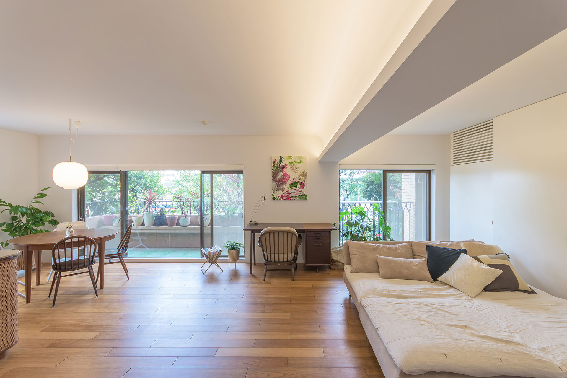 約40㎡の広々としたLDK。南向きの開口からは緑量豊かな樹木越しに陽が差し込む。