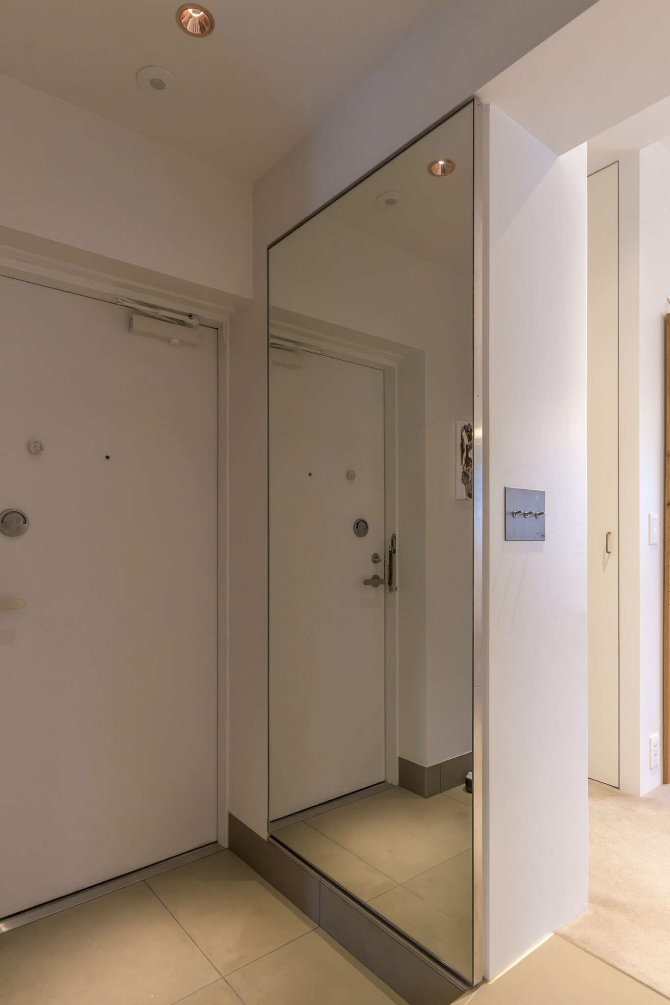 玄関床は600mm角のグレーの磁気質タイル仕上げ。