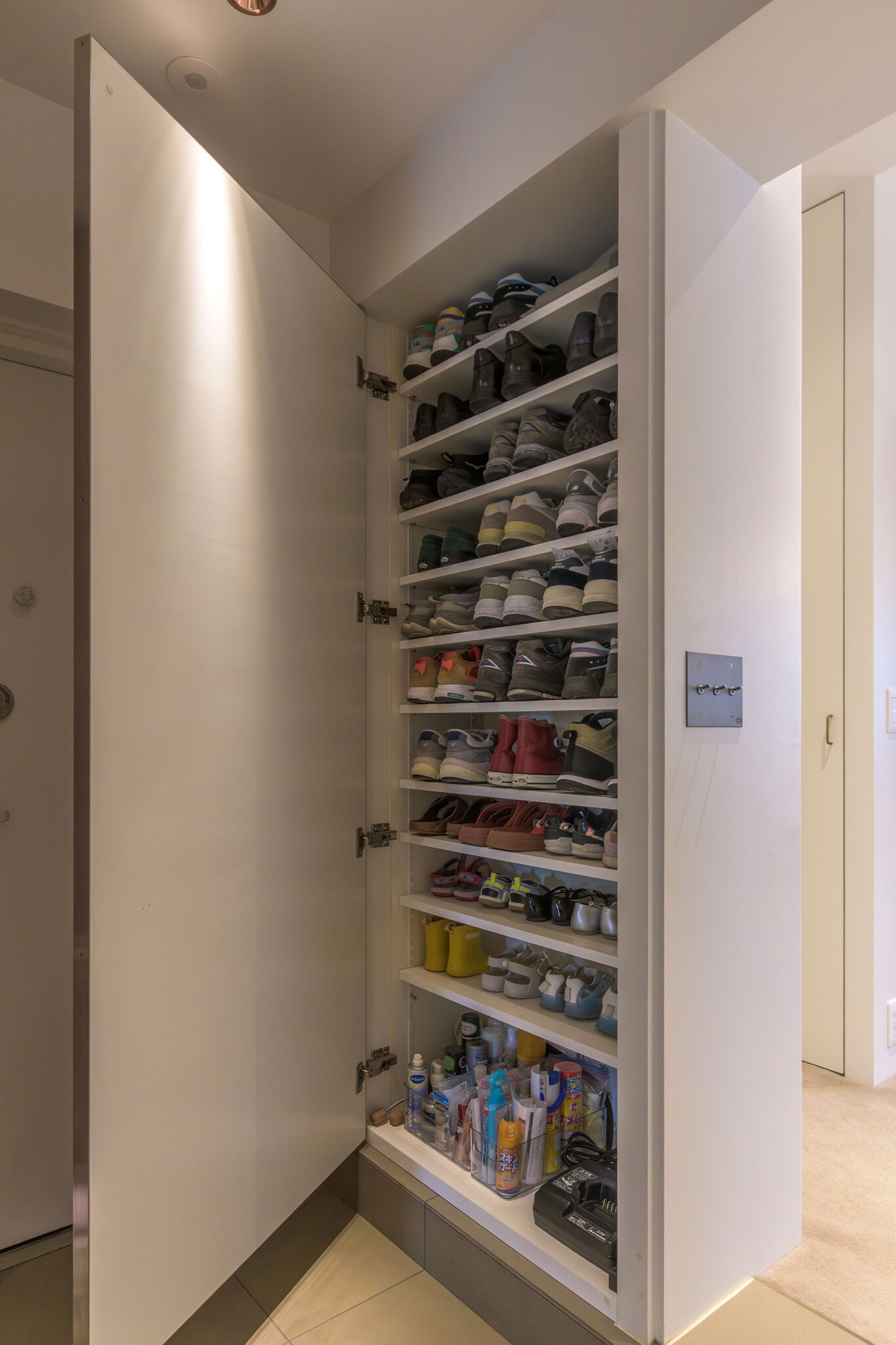 姿見付きの扉を開くと、下足入れが現れる。