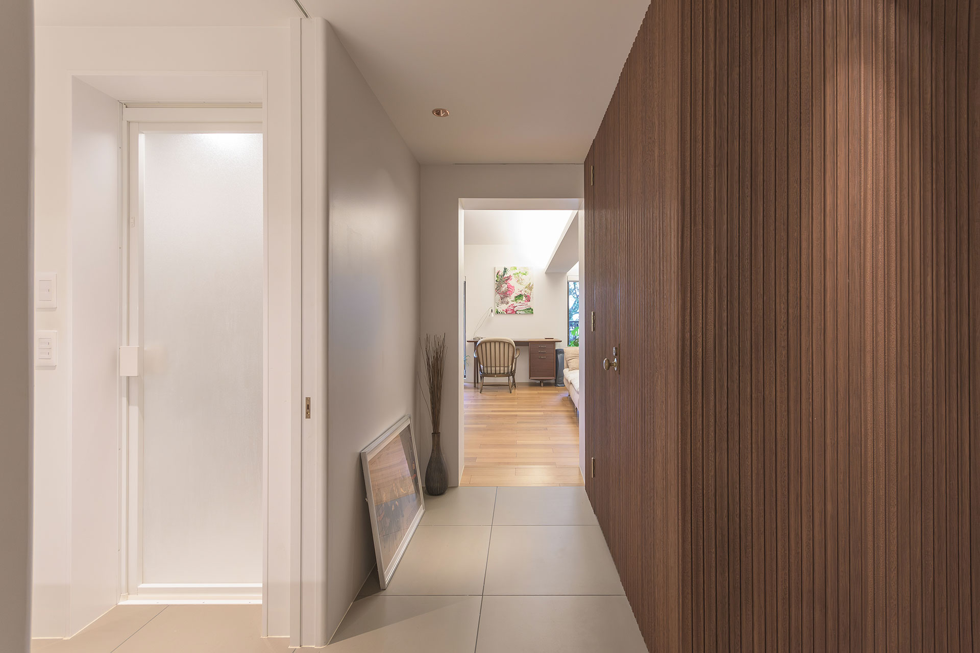 玄関から見て、右がトイレ、左が浴室、正面がLDK。