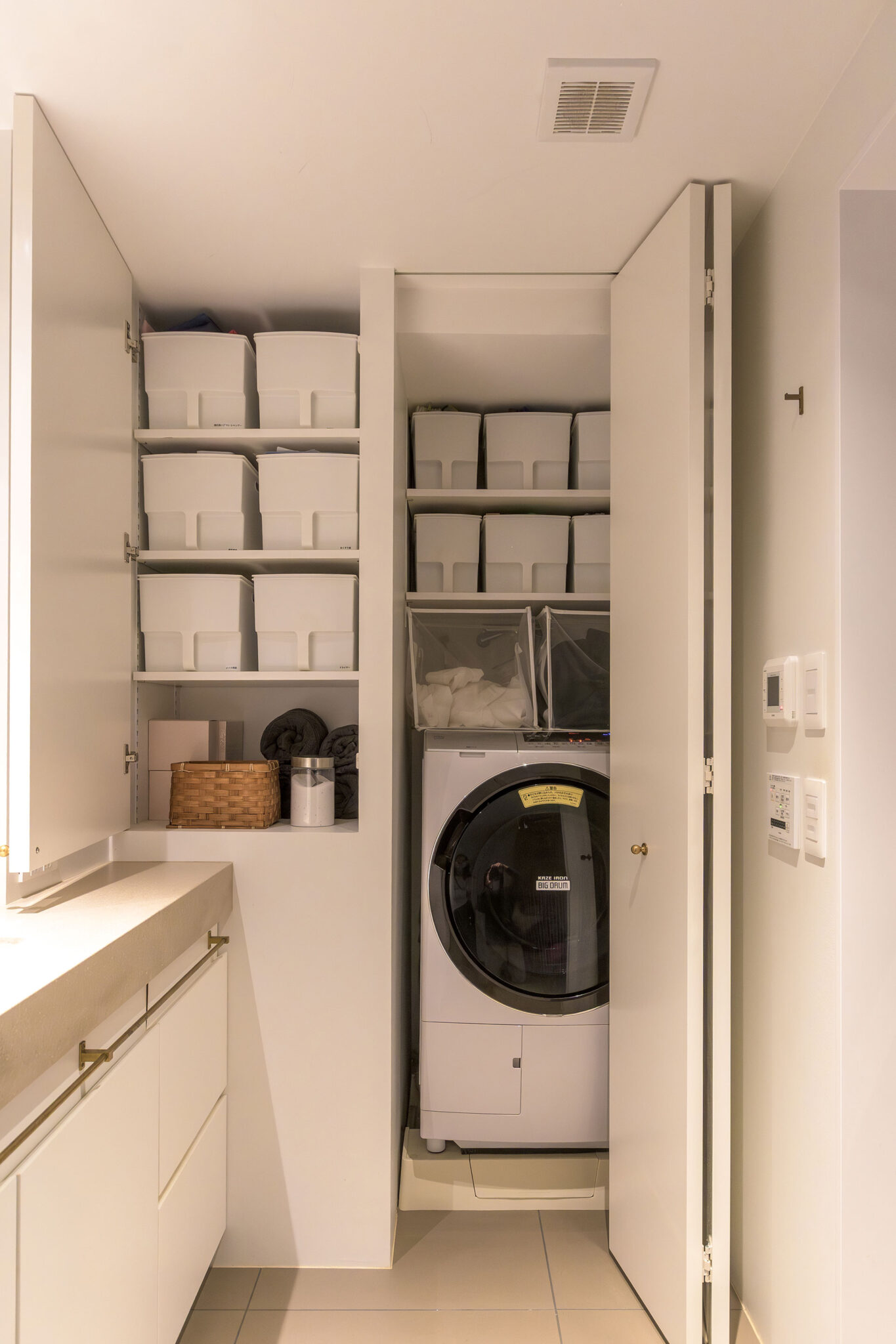 洗濯機、タオル、雑貨類を収納。