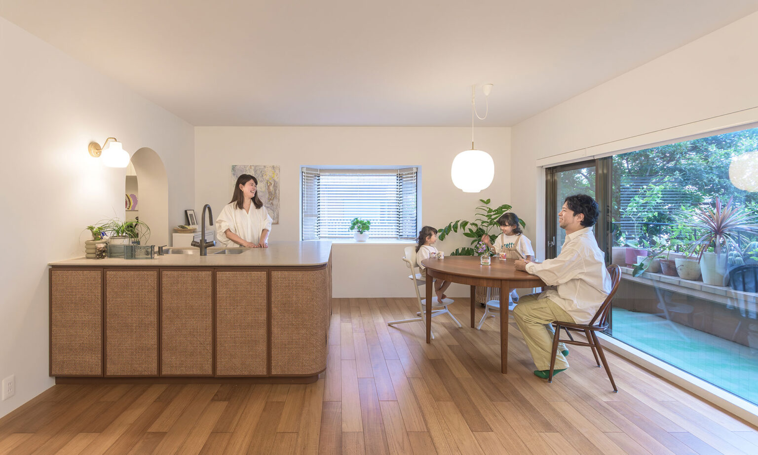 家族4人の100㎡弱リノベーション見せない収納で叶えるオーセンティックで余白のある暮らし | ToKoSie ー トコシエ
