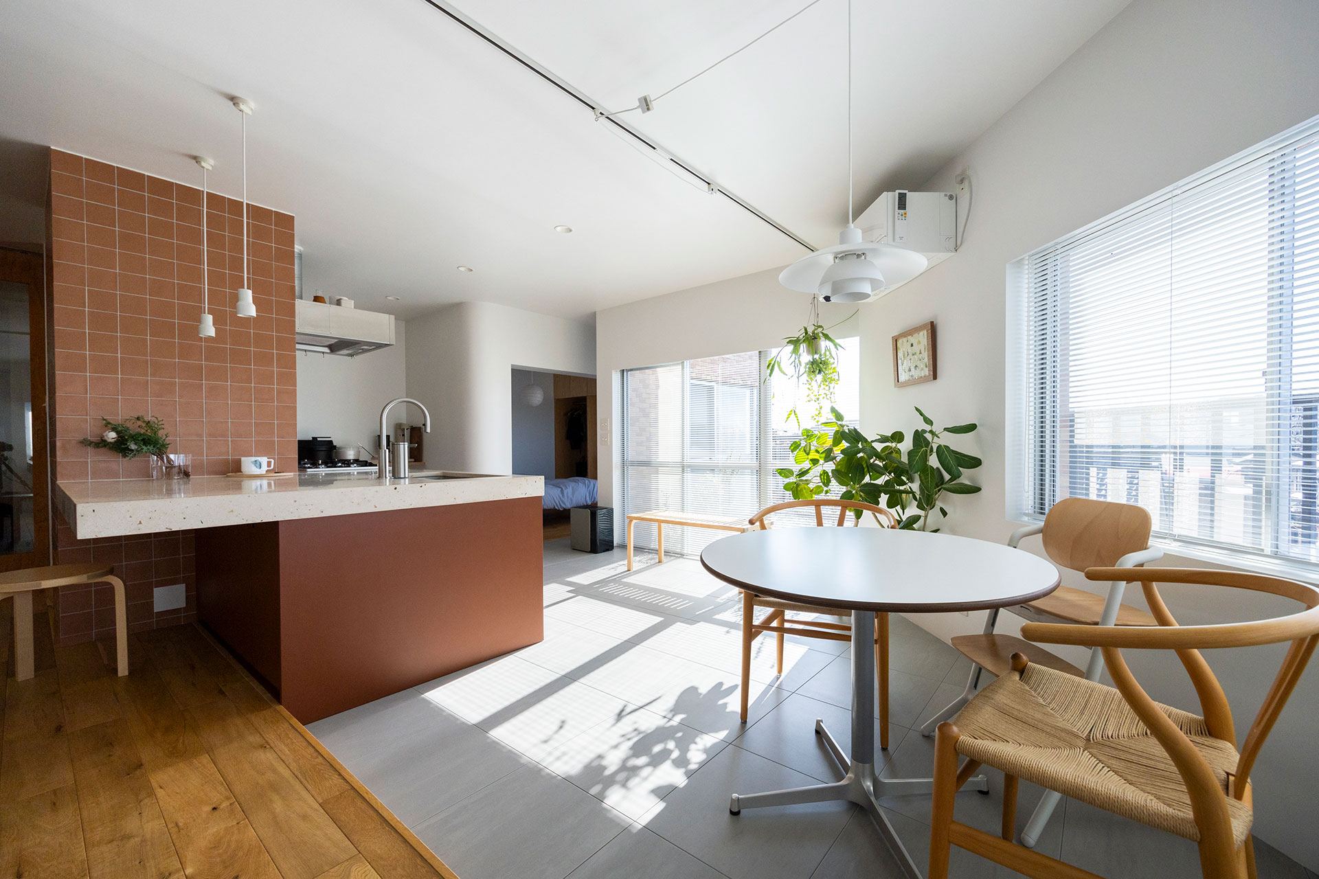 ダイニング側からは、共用広場と街の景色が広がる。晴れた日は西の方角に富士山も望める。