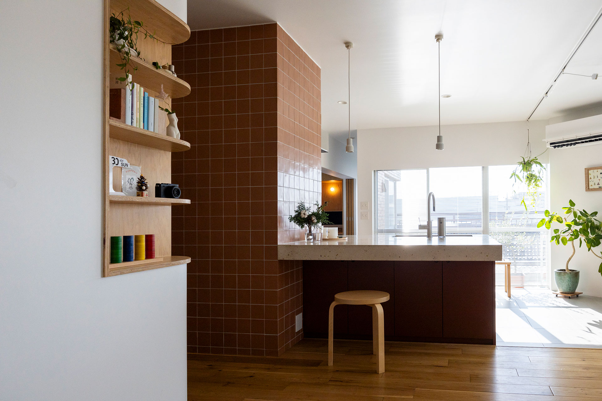 ワイルドなサイズのアイランドは、こちら側にスツールを置いて、ダイニングテーブルとして使うこともできる。