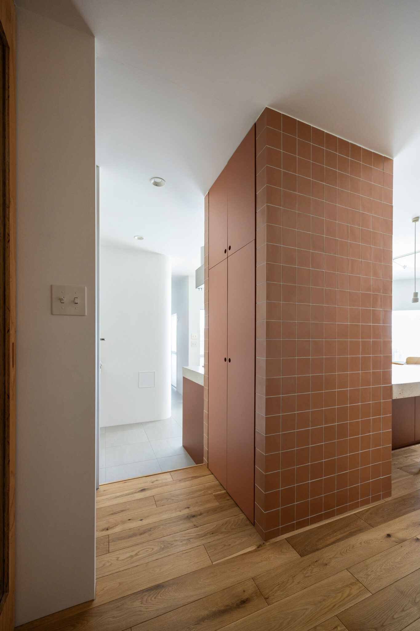 柱はふかして収納を設け、パントリーとして使用。まわりを回遊できる。