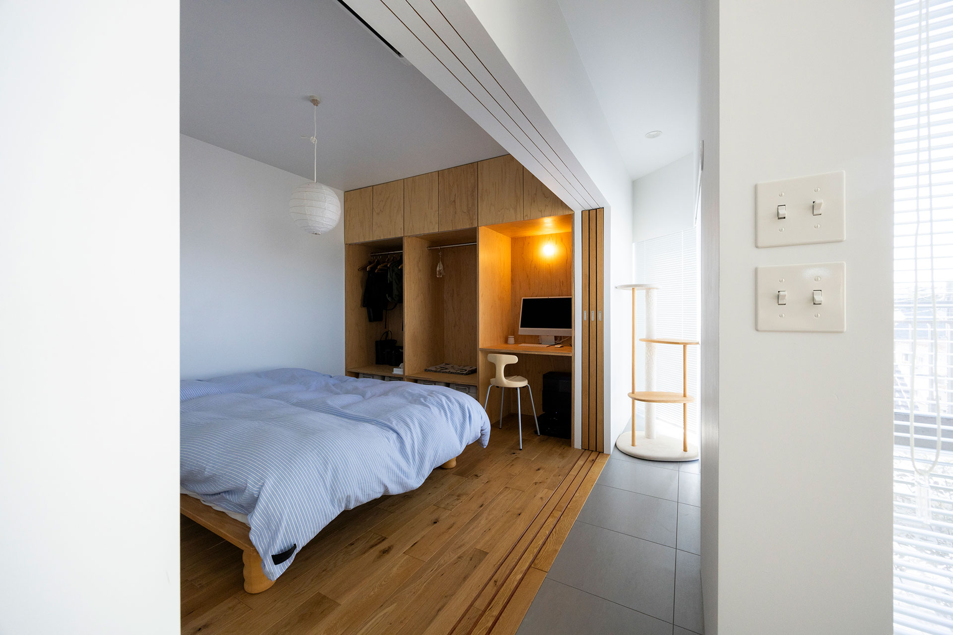 普段は引き戸をオープンに。塩ビタイルで切り替えた床が縁側のよう。