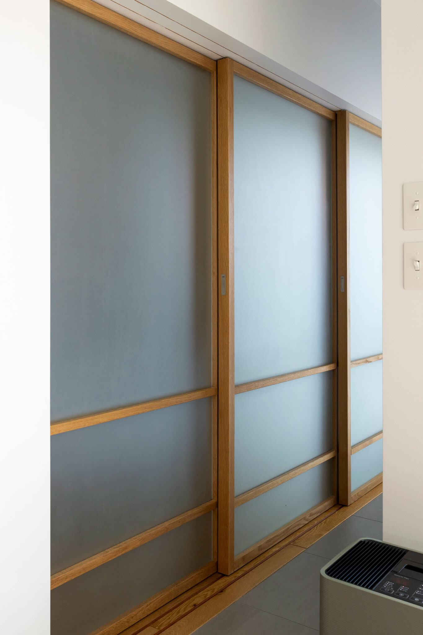 造作したガラスの引き戸が、和テイストを加えている。