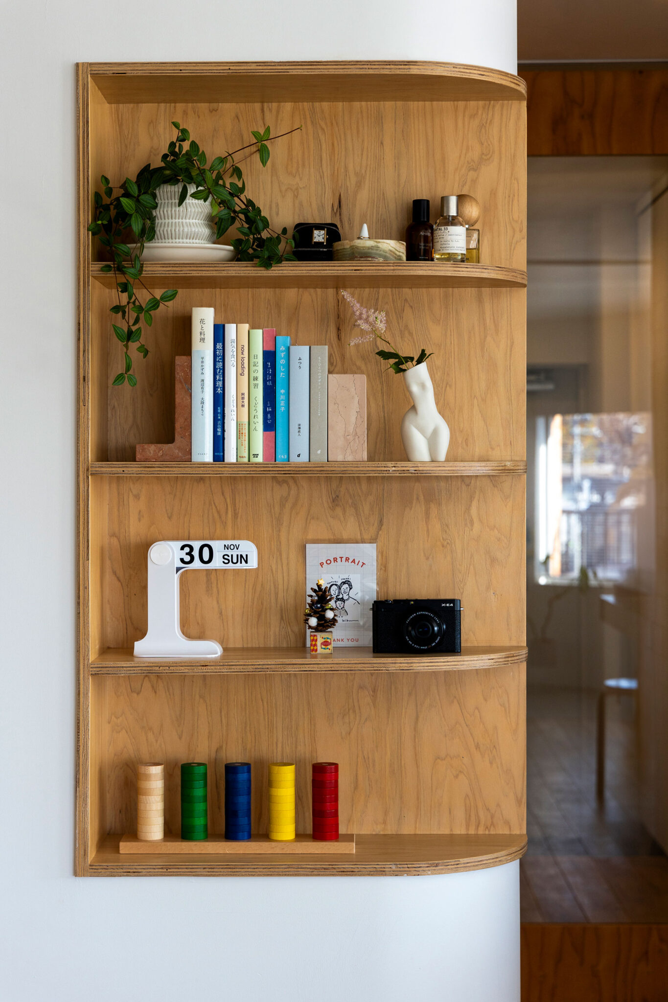 リビングの壁面にRをつけつつ棚を造作。ディスプレイを楽しむ。