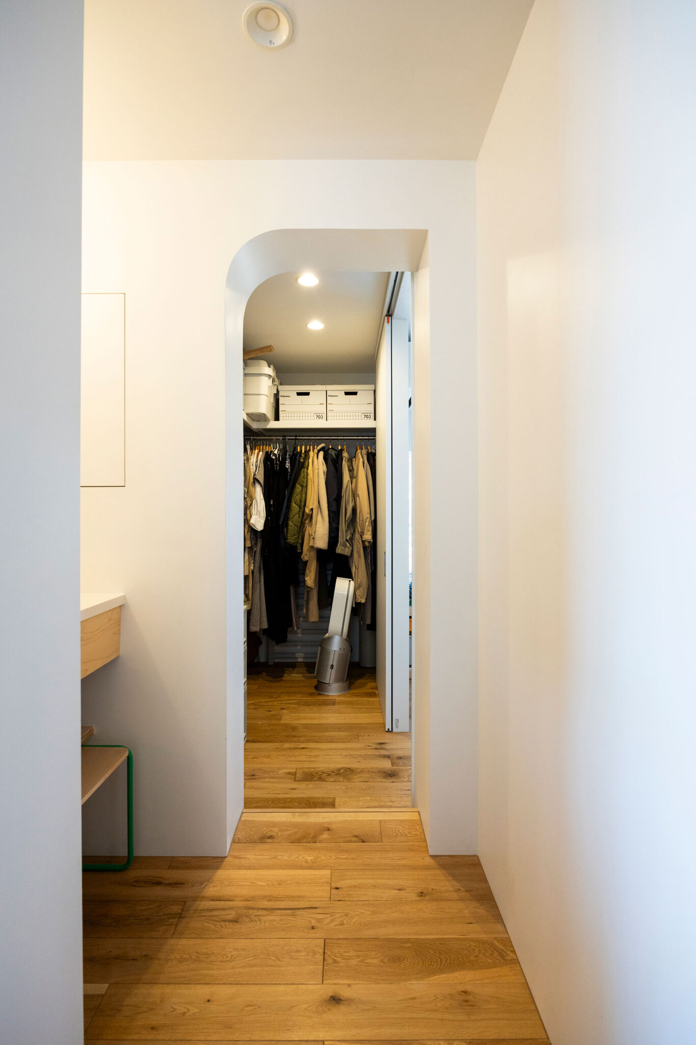 洗面の奥に設けたWICの入り口にも、R加工が施されている。