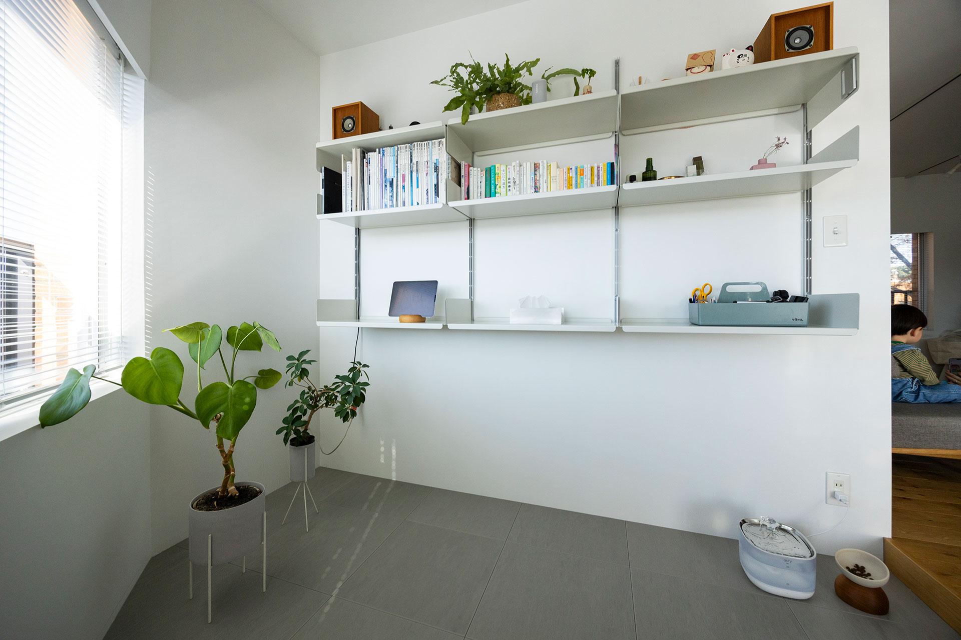 「VITSOE」のモジュラー家具、606ユニバーサル・シェルビング・システムをDIYで取り付けた。デスクも付けてワークスペースにすることも検討中。