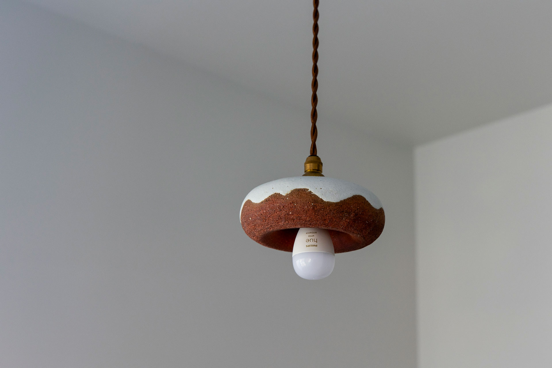 ドーナツ型がかわいい、子供部屋のペンダントライト。幡ヶ谷の「BULLPEN」で購入した「3RD CERAMICS」のもの。