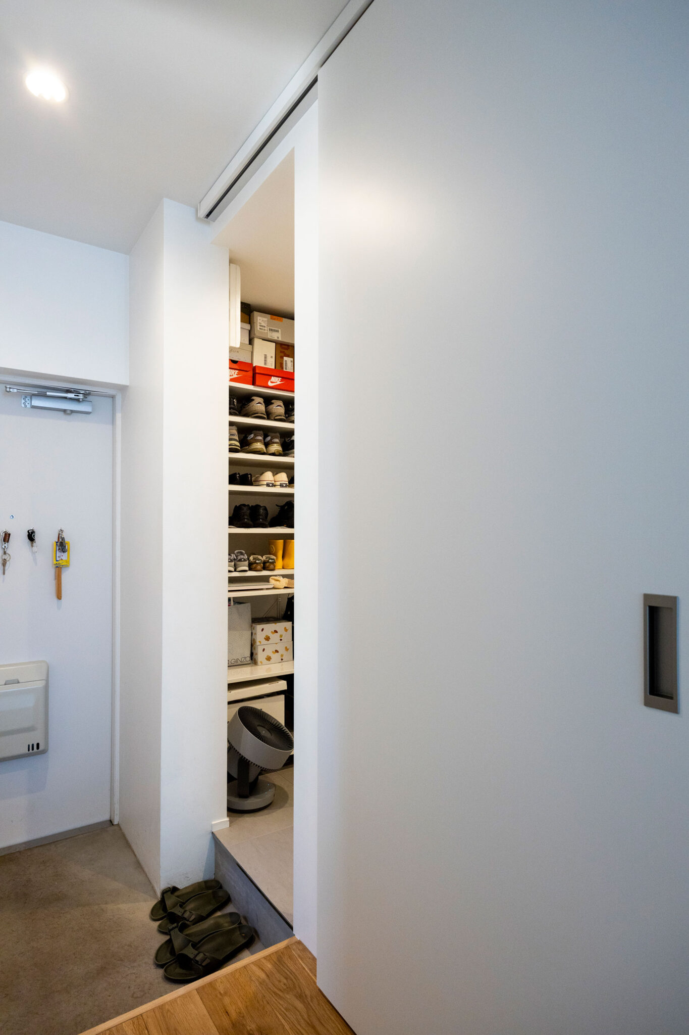 玄関からシューズクローゼット、ランドリー、バスルームへと回遊が可能。