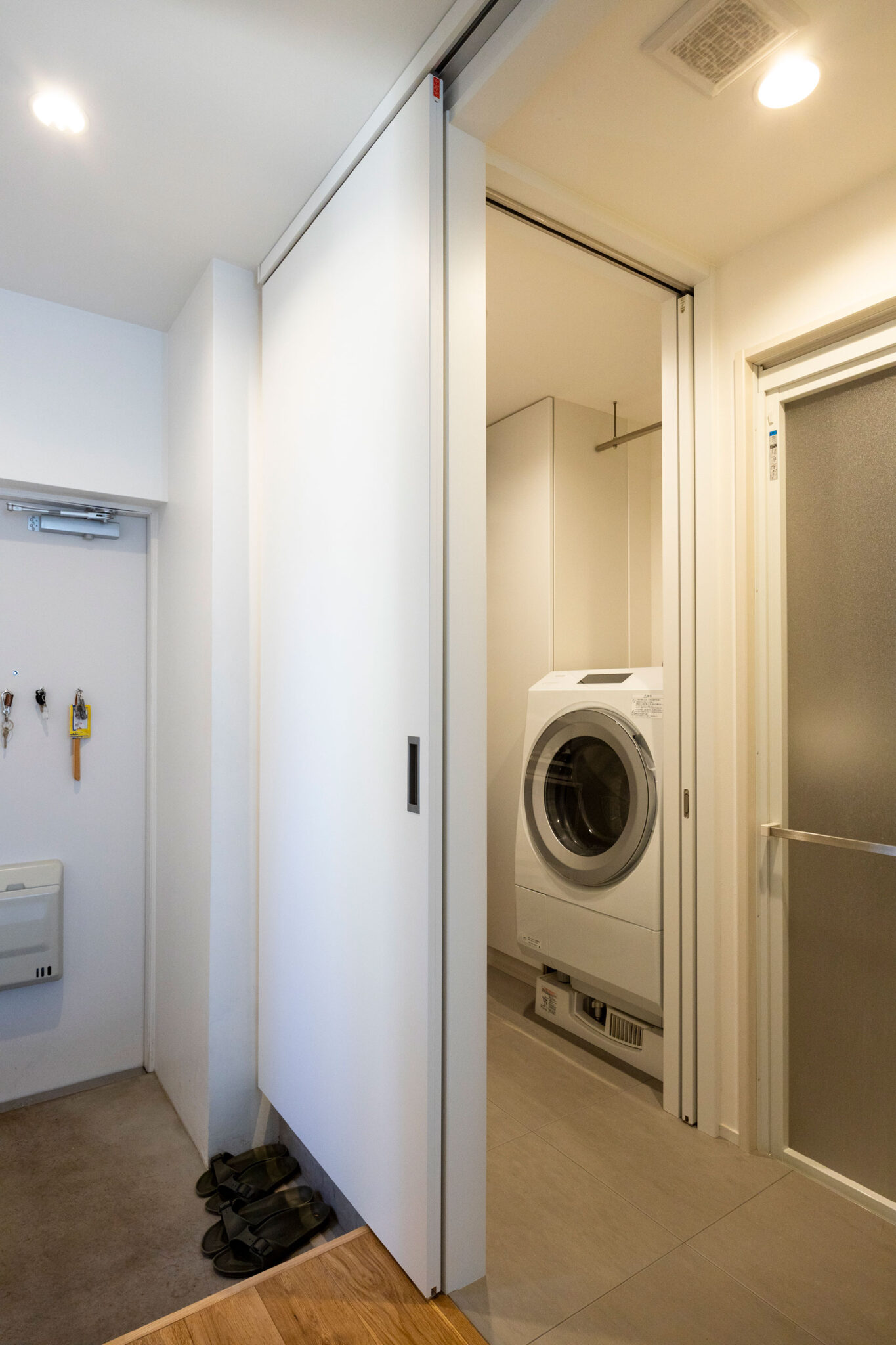 引き戸で空間を開けたり閉じたりして使用できる。水廻りは既存を活用してコストカット。