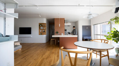 テラコッタ色の柱をシンボルに やわらかな曲線とラフな素材 光に満ちた居心地のいい家 テラコッタ色の柱をシンボルに やわらかな曲線とラフな素材 光に満ちた居心地のいい家