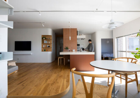 テラコッタ色の柱がシンボル曲線と素材感にこだわった光が満ちる居心地のいい家