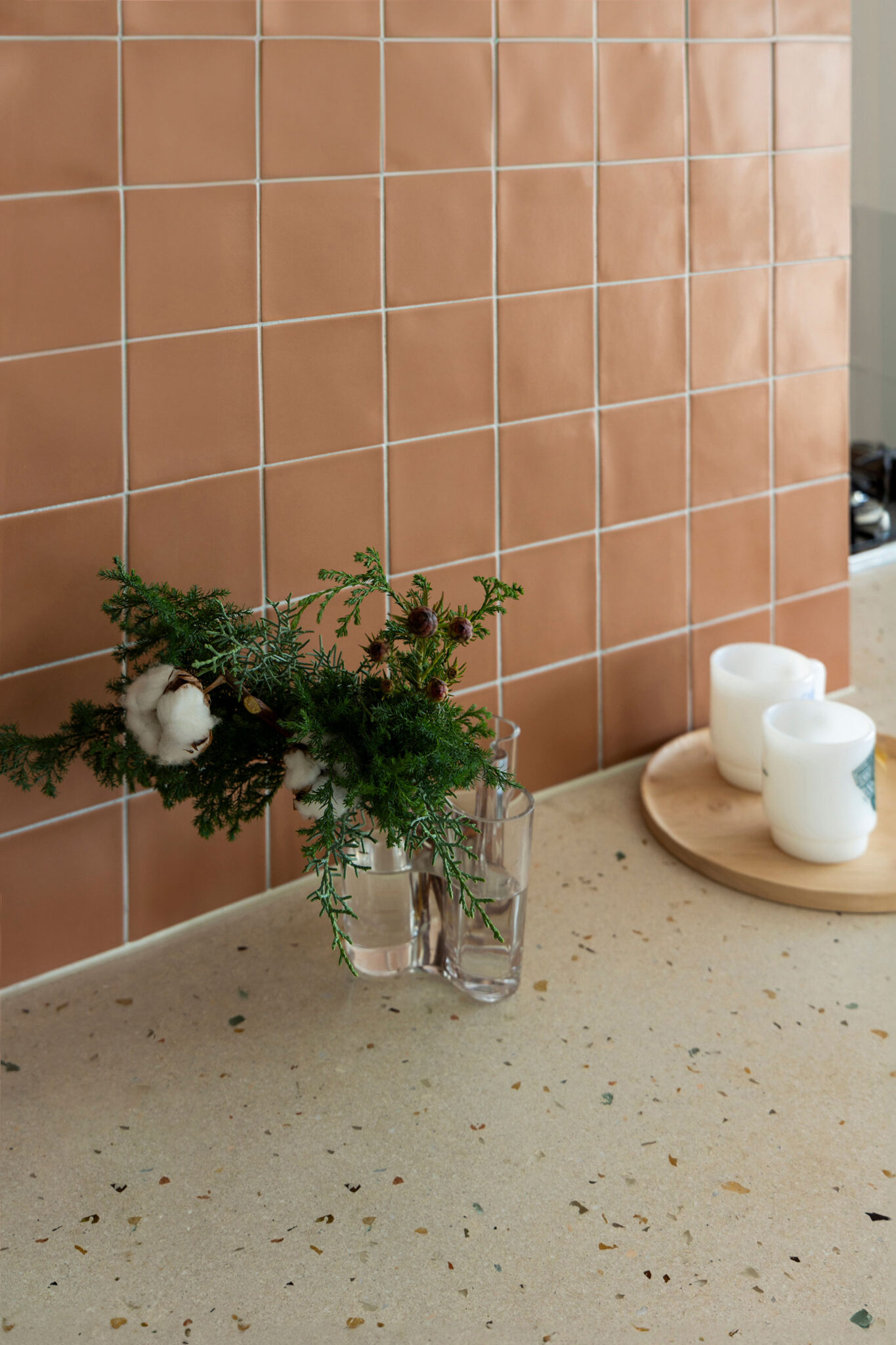 マットな質感のタイルをセレクト。天板のビールストーンは、好きな小石やガラスを選んで混ぜた。