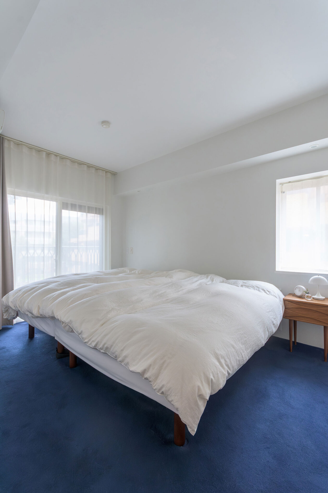 主寝室にはネイビーのカーペットを敷き、落ち着いた雰囲気に。