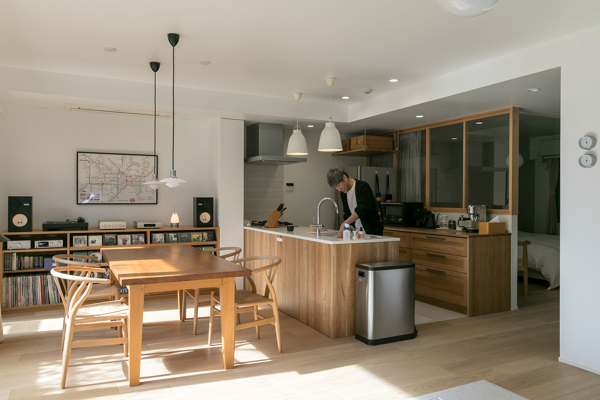 ダイニングキッチンでは、友人を招いてワインを楽しむことも多いそう。ダイニングテーブルやYチェア、ルイスポールセンの照明は、リノベーション前から使っていたもの。