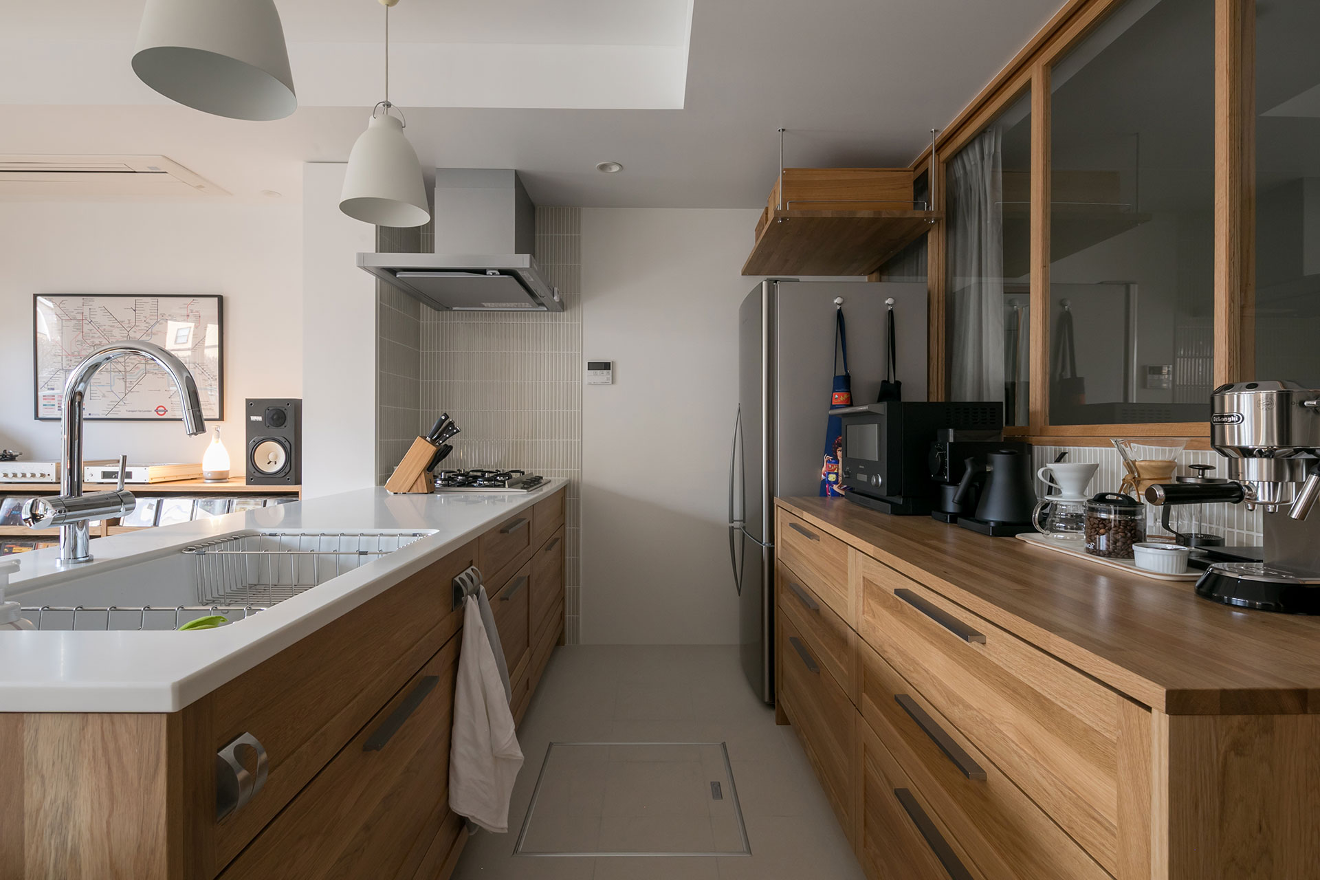 キッチンの背面の棚は大容量の収納を確保。「食器類をすっきりと収めることができ、重宝しています」。フリッツ・ハンセンの照明はリノベ前から持っていたものを活かした。