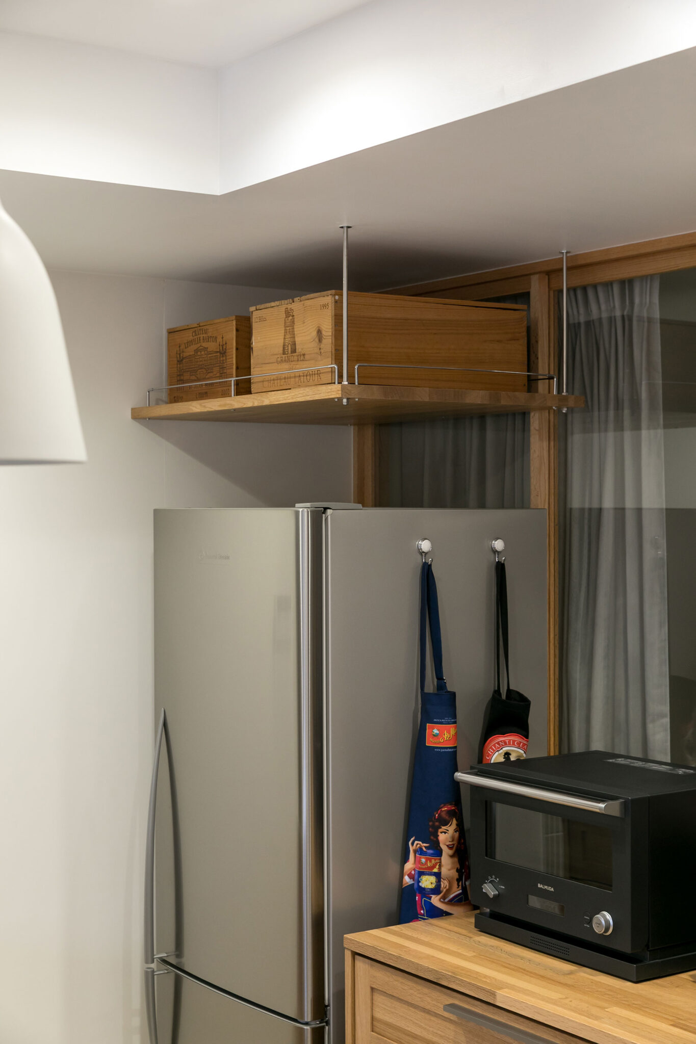 デッドスペースになりがちな冷蔵庫上のスペースには、吊り収納を設けた。