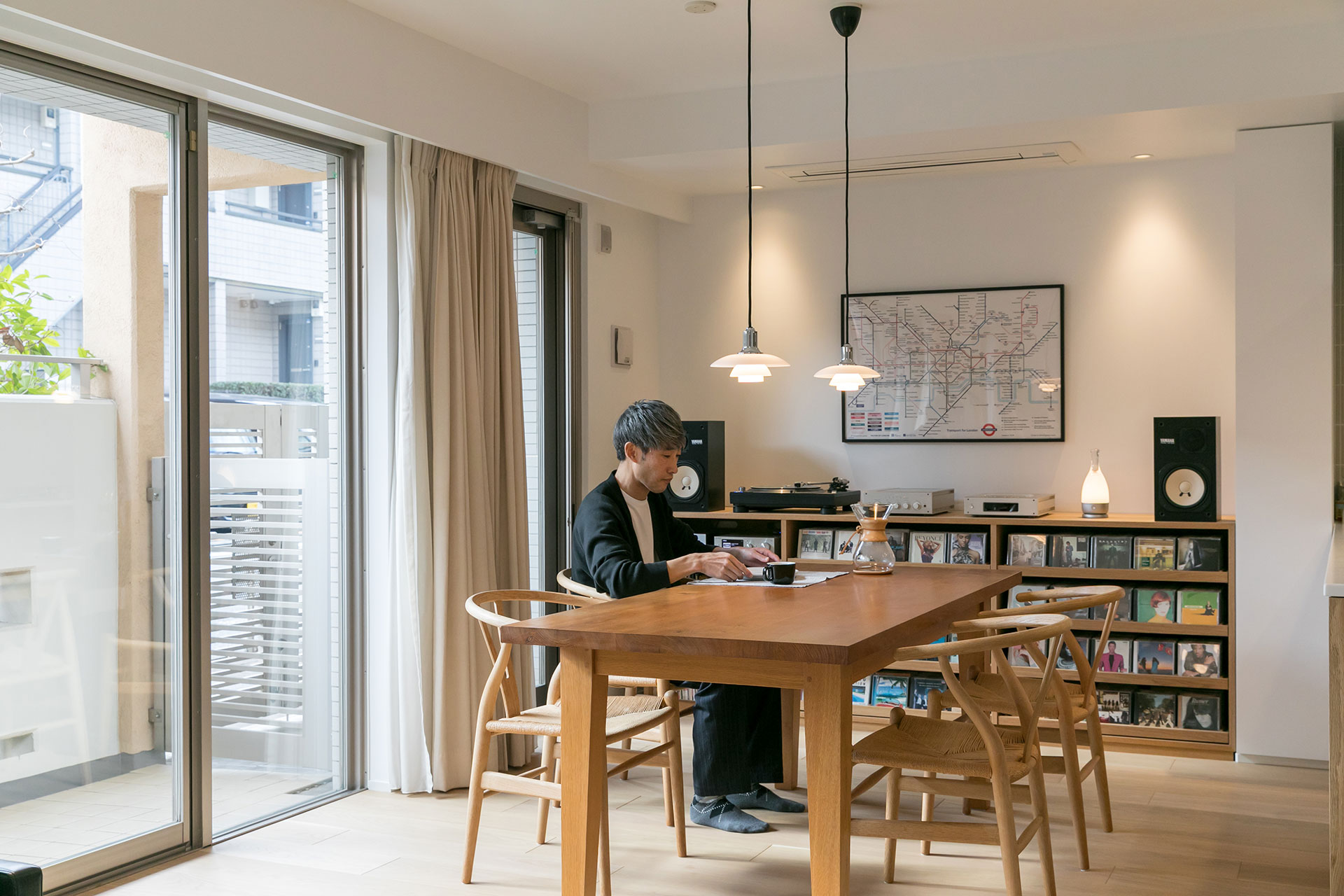 ゆったりとしたダイニングテーブルは、食事の場であると同時に、リモートワークにも活躍する多目的なスペース。ダイニングの壁面に設えたオーディオラックは、音楽好きなKさんが専門業者(PYTHAGORA)にオーダーしたこだわりの家具だ。