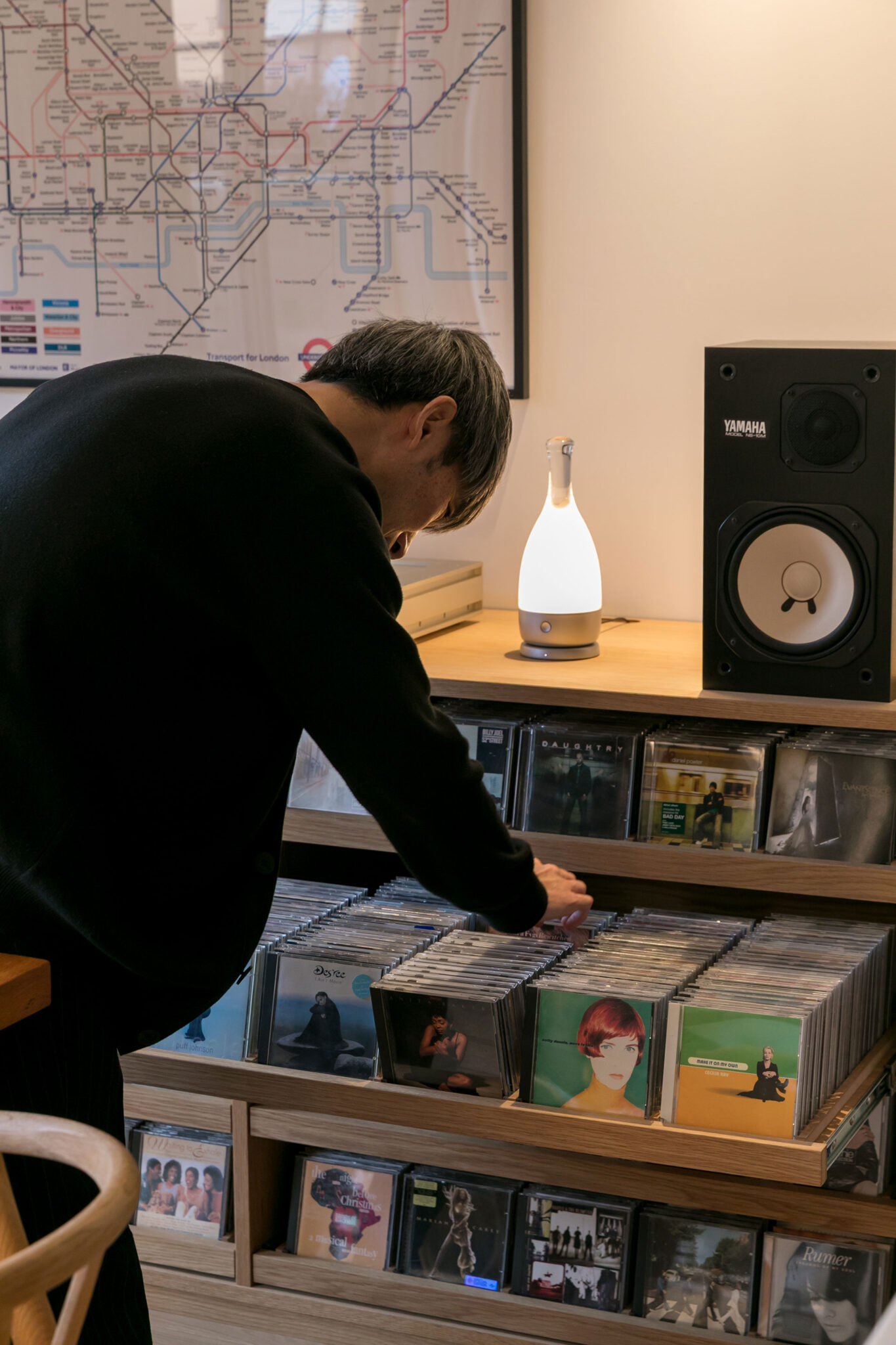 「このラックは、CDを1000枚収納できるように考えてつくりました。納得いくものになるまで、メーカーと何度も打ち合わせを重ねました」。