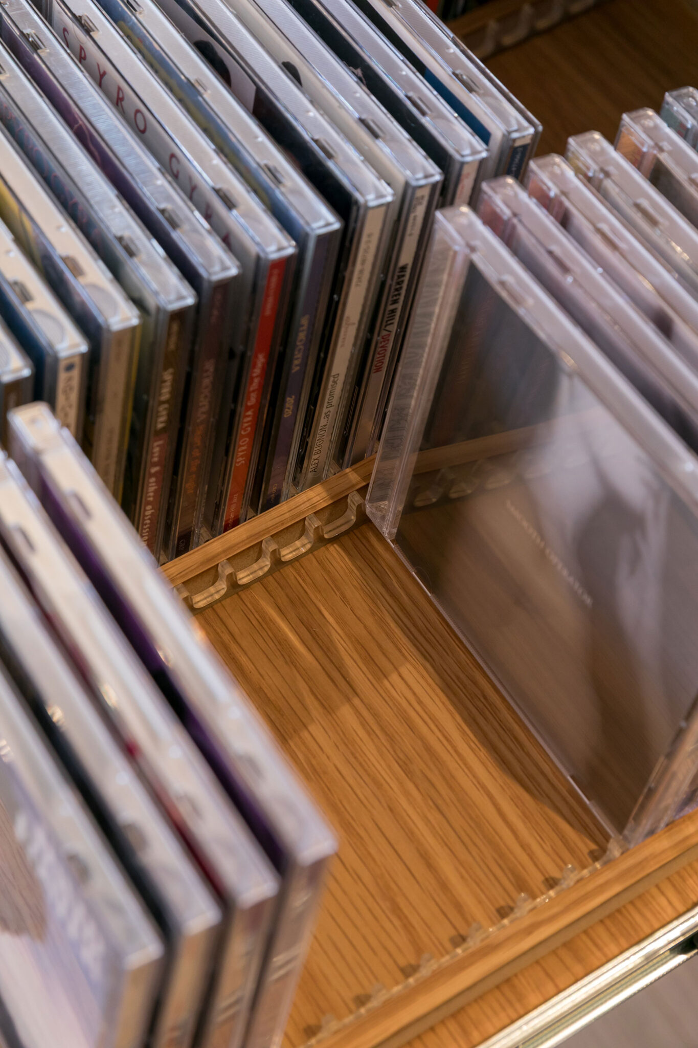 棚を引き出したところ。「アクリルパーツは友人にCADで設計図を書いてもらい、レーザーカッターで切り出してもらいました」。