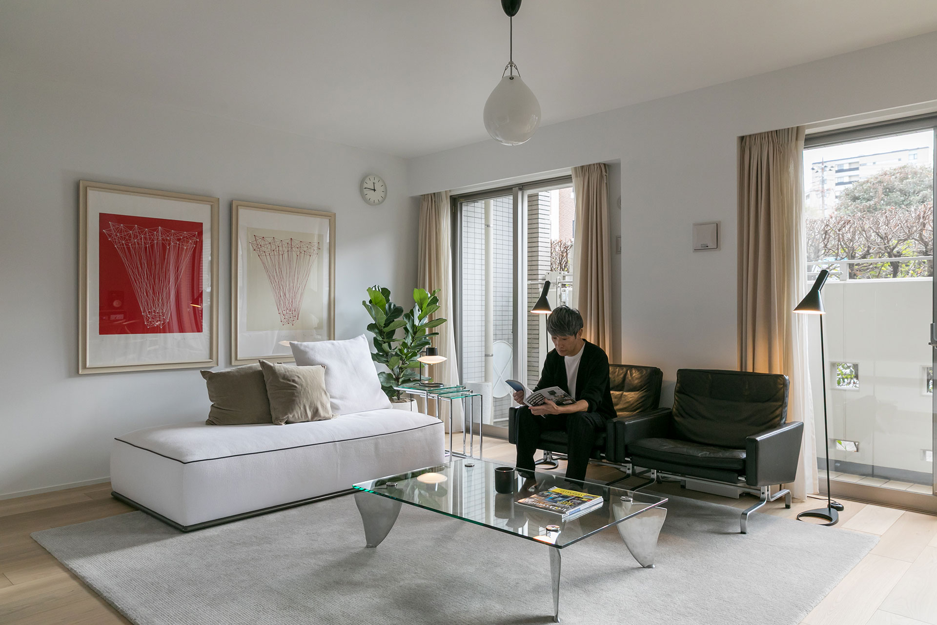 Kさんが座っている1人掛けソファはポール・ケアホルムのPK31。「ヴィンテージで手に入れ、大切に使っています」。