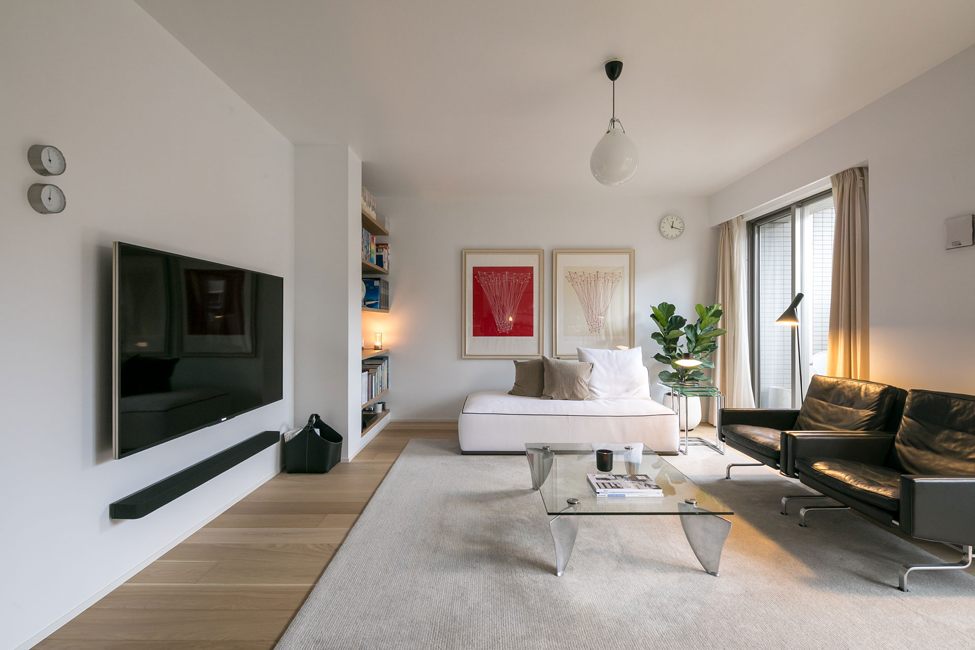 白を基調としたリビングは、ギャラリーのような雰囲気。つき当たりの白いフレックスフォルムのソファは、リノベーション後に購入したもの。