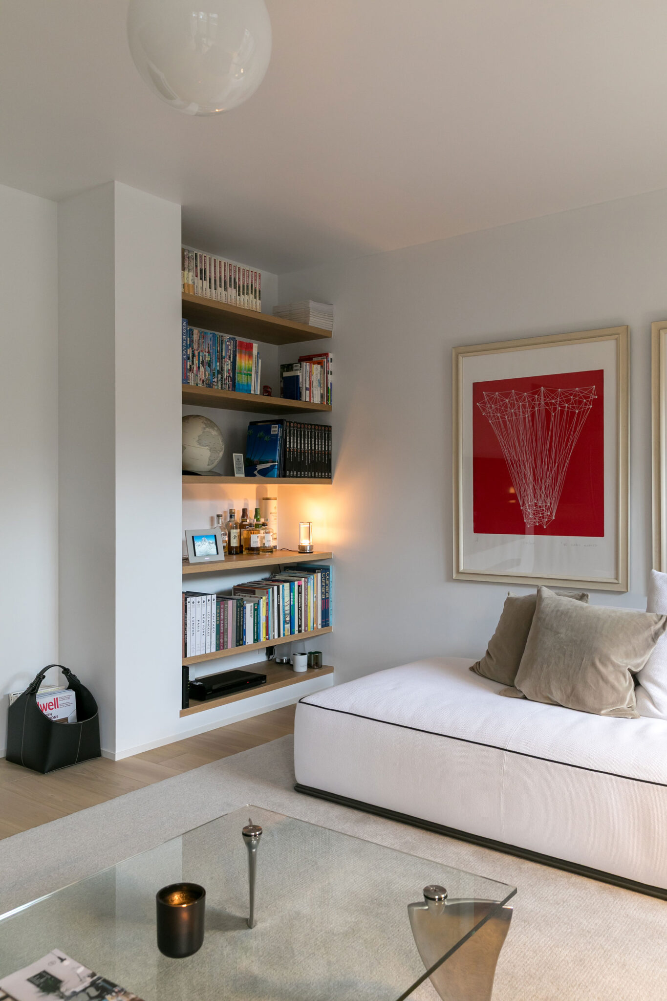 リビングの一画に造作の棚を設けた。「棚の奥行きの分リビングの壁を後退させることで、テレビを設置するゆとりができました」。