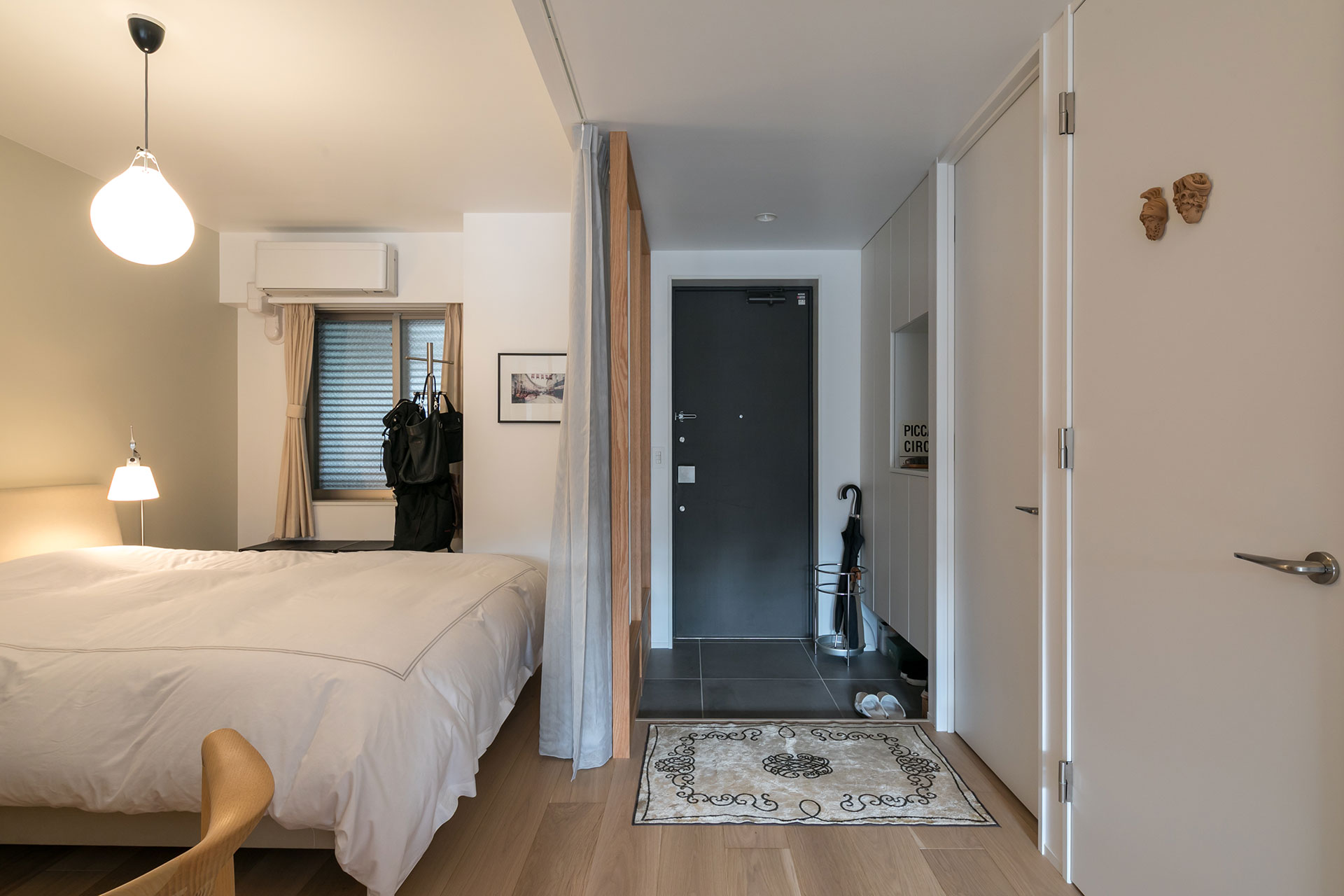 廊下と寝室は建具ではなく、カーテンで仕切る。