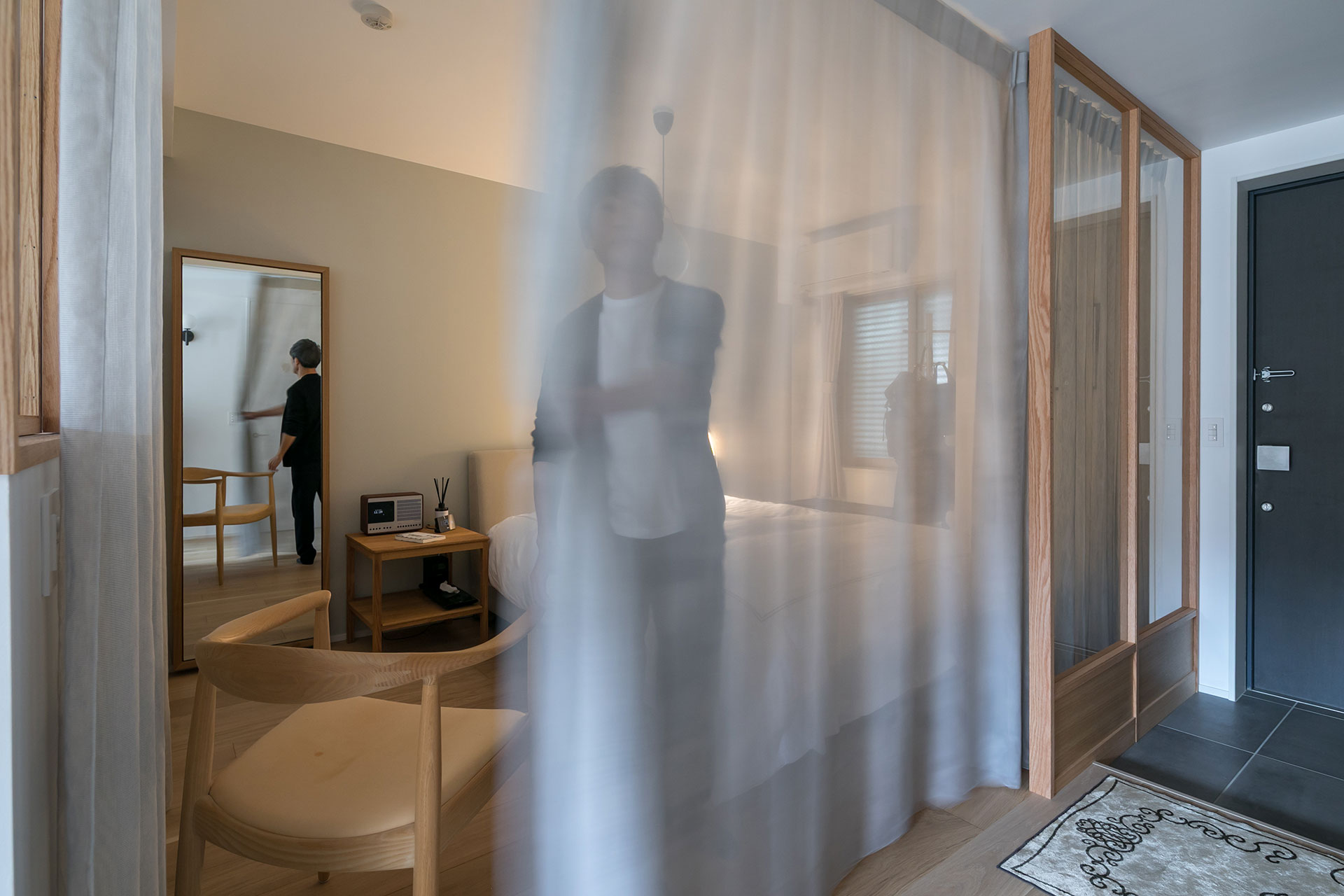 寝室のカーテンは、リノベーション後にコンランショップでオーダーしたもの。